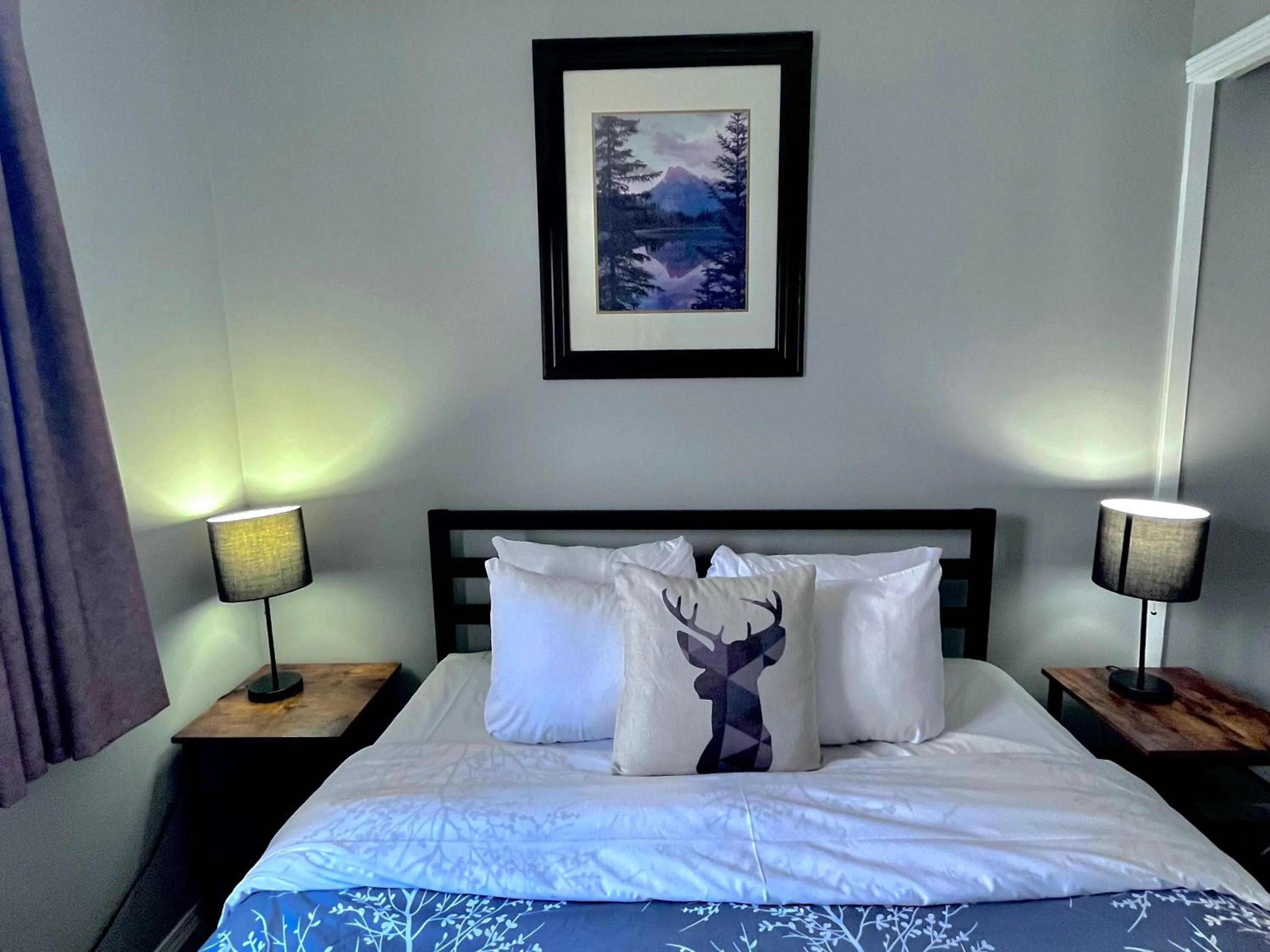 Bed in Canadian Rockies Chalets by Trilink - 2 & 3 Bedroom Condos - Self Check-In - Walking Distance to Downtown - Free Parking - Pet-Friendly - No AC