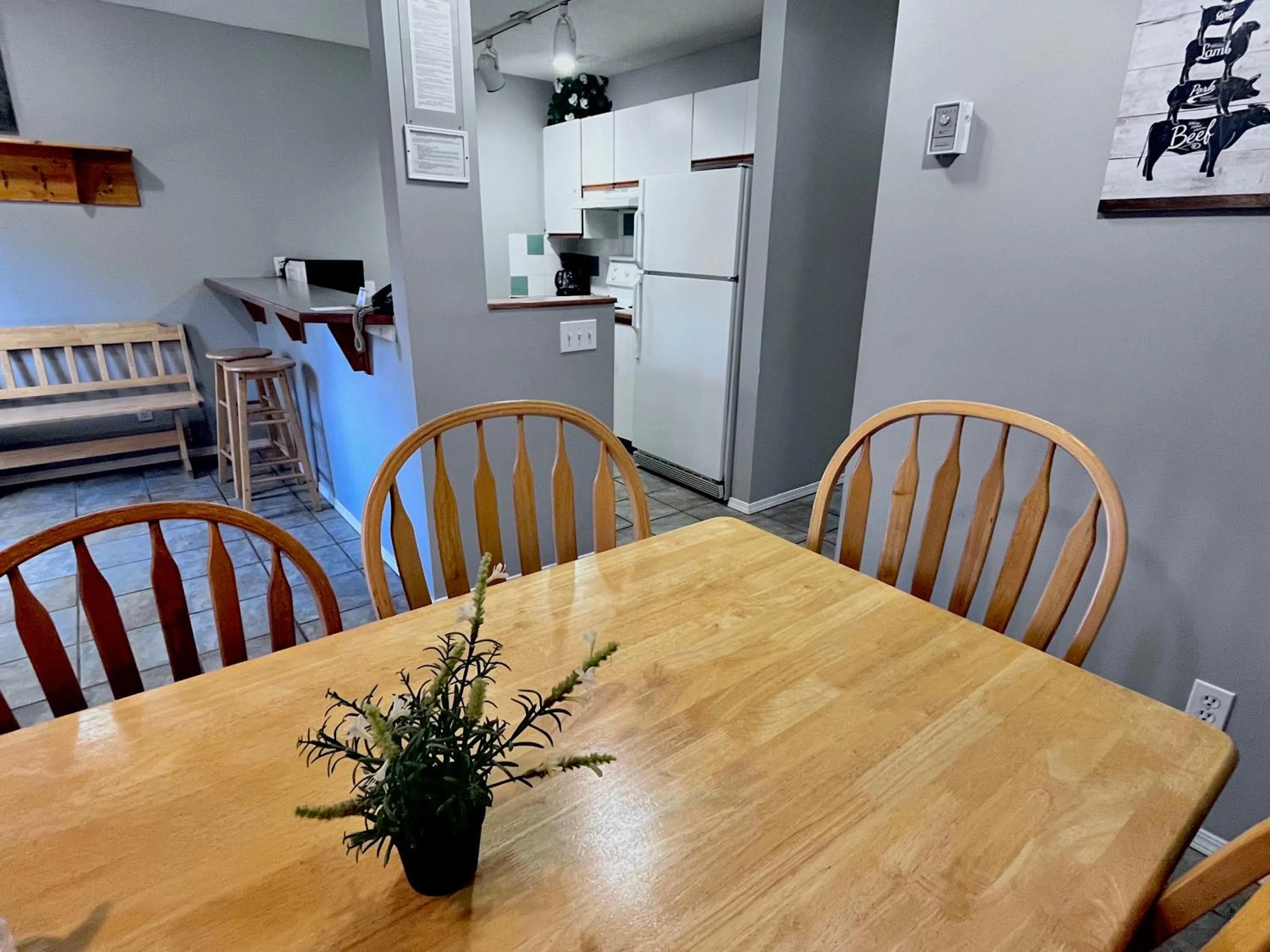 Kitchen or kitchenette in Canadian Rockies Chalets by Trilink - 2 & 3 Bedroom Condos - Self Check-In - Walking Distance to Downtown - Free Parking - Pet-Friendly - No AC