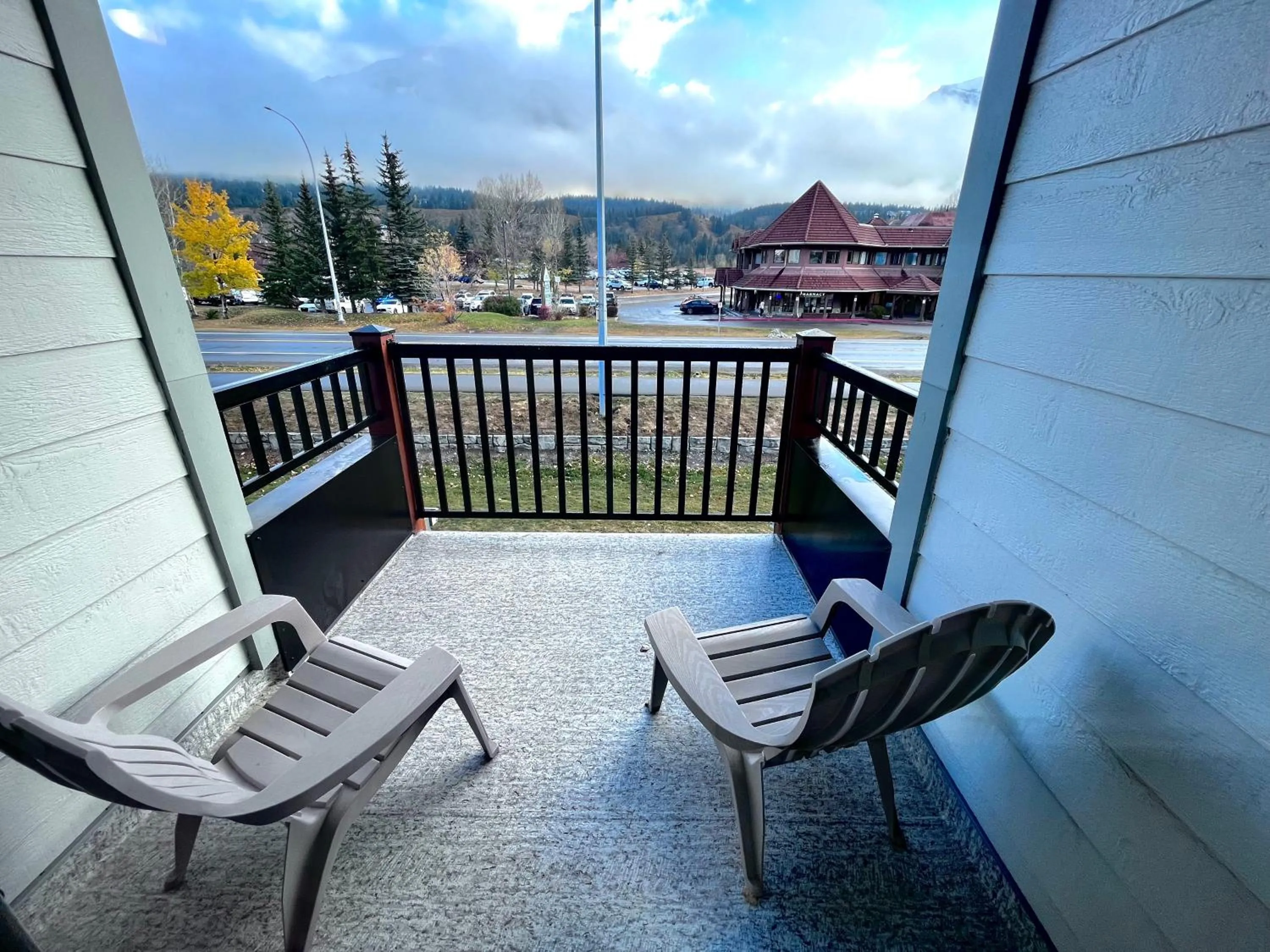 Day in Canadian Rockies Chalets by Trilink - 2 & 3 Bedroom Condos - Self Check-In - Walking Distance to Downtown - Free Parking - Pet-Friendly - No AC