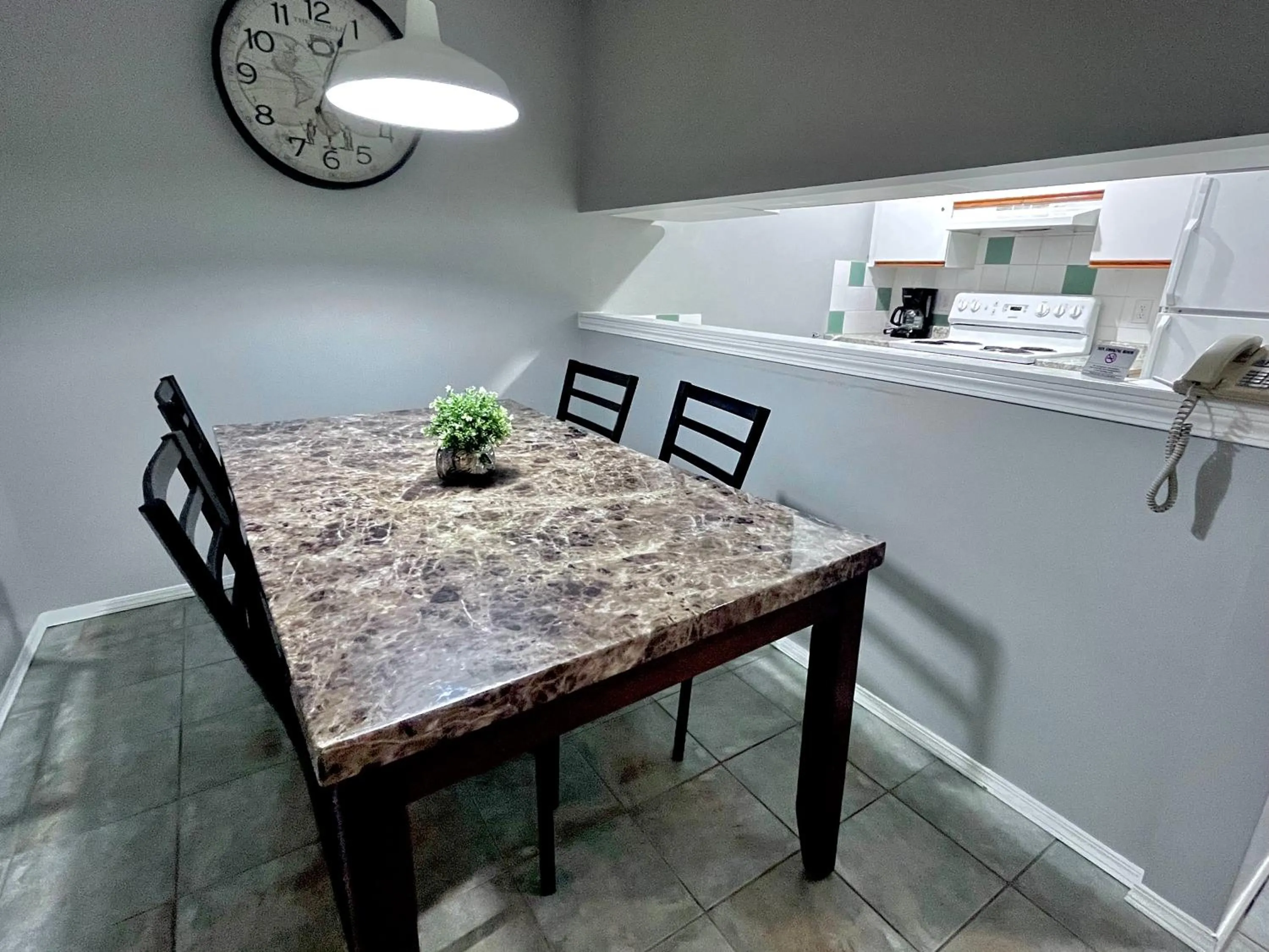 Kitchen or kitchenette in Canadian Rockies Chalets by Trilink - 2 & 3 Bedroom Condos - Self Check-In - Walking Distance to Downtown - Free Parking - Pet-Friendly - No AC