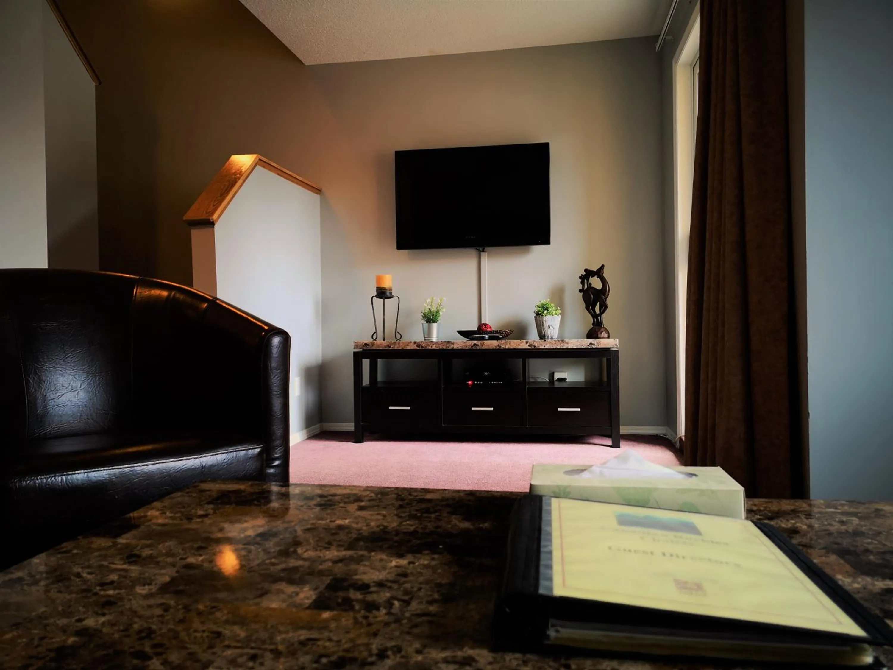 TV and multimedia, Bed in Canadian Rockies Chalets by Trilink - 2 & 3 Bedroom Condos - Self Check-In - Walking Distance to Downtown - Free Parking - Pet-Friendly - No AC