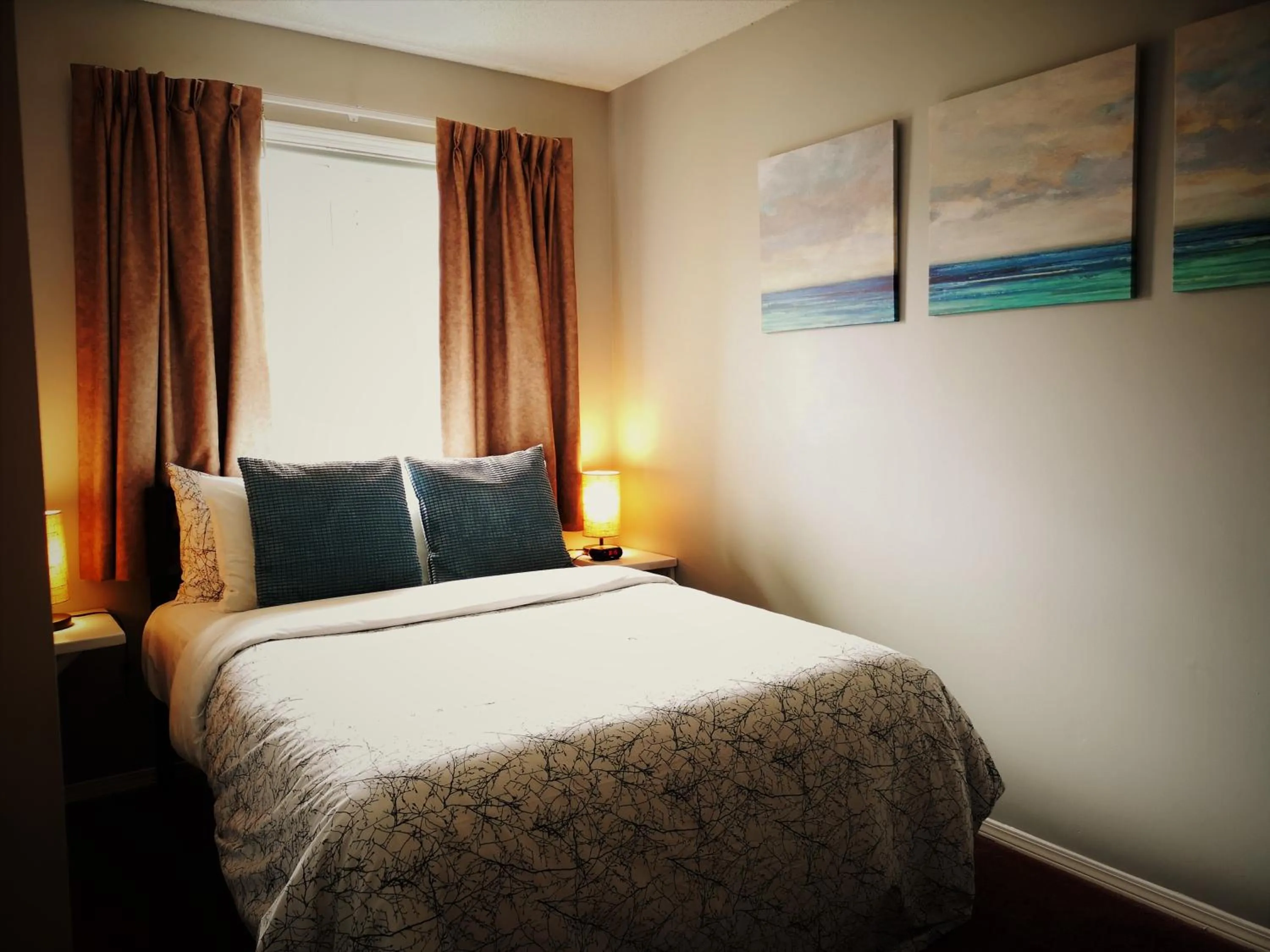 Bedroom, Bed in Canadian Rockies Chalets by Trilink - 2 & 3 Bedroom Condos - Self Check-In - Walking Distance to Downtown - Free Parking - Pet-Friendly - No AC