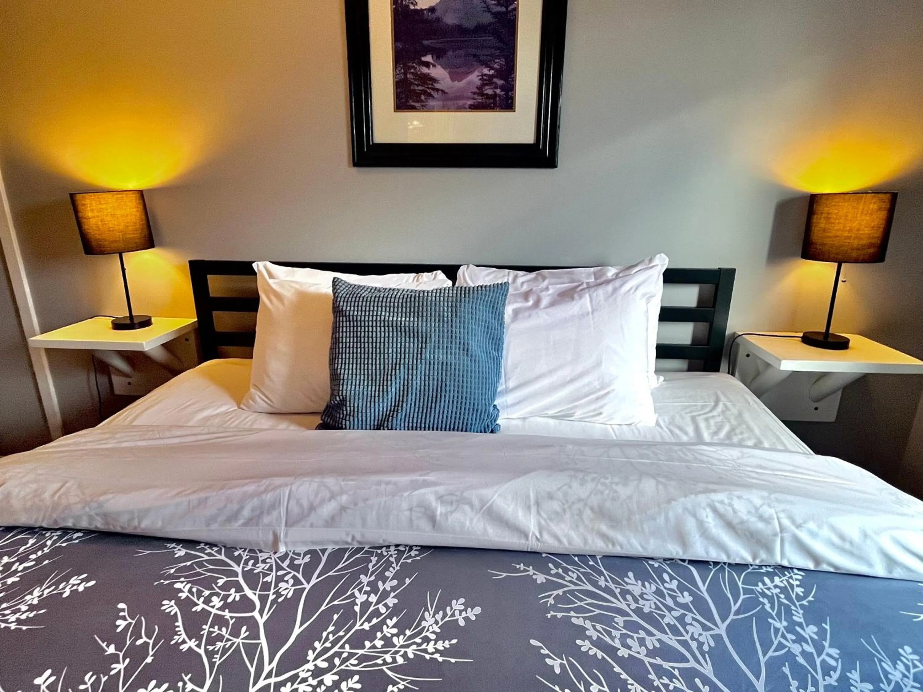 Bed in Canadian Rockies Chalets by Trilink - 2 & 3 Bedroom Condos - Self Check-In - Walking Distance to Downtown - Free Parking - Pet-Friendly - No AC