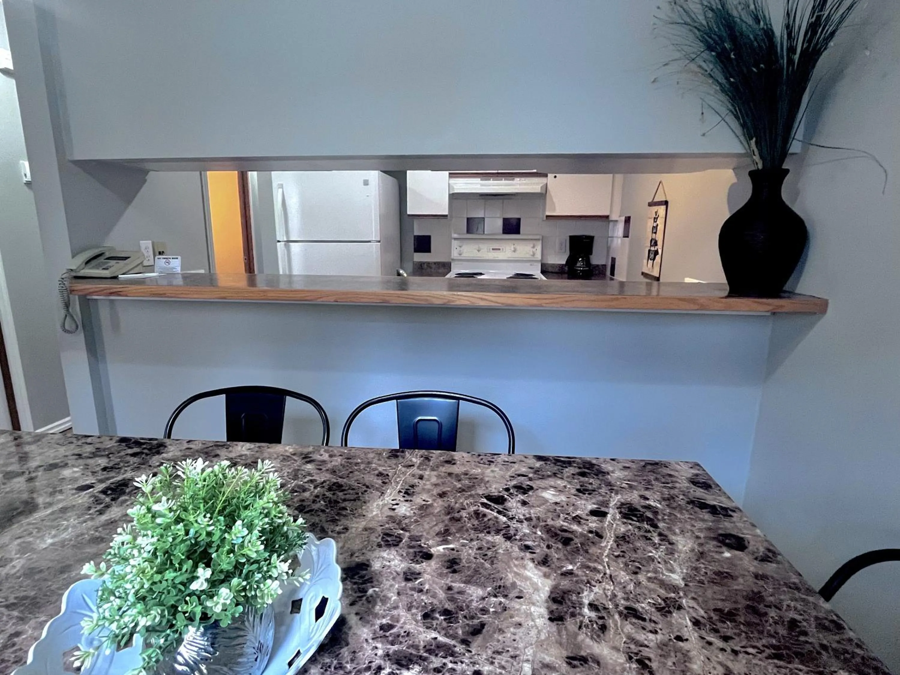 Kitchen or kitchenette in Canadian Rockies Chalets by Trilink - 2 & 3 Bedroom Condos - Self Check-In - Walking Distance to Downtown - Free Parking - Pet-Friendly - No AC