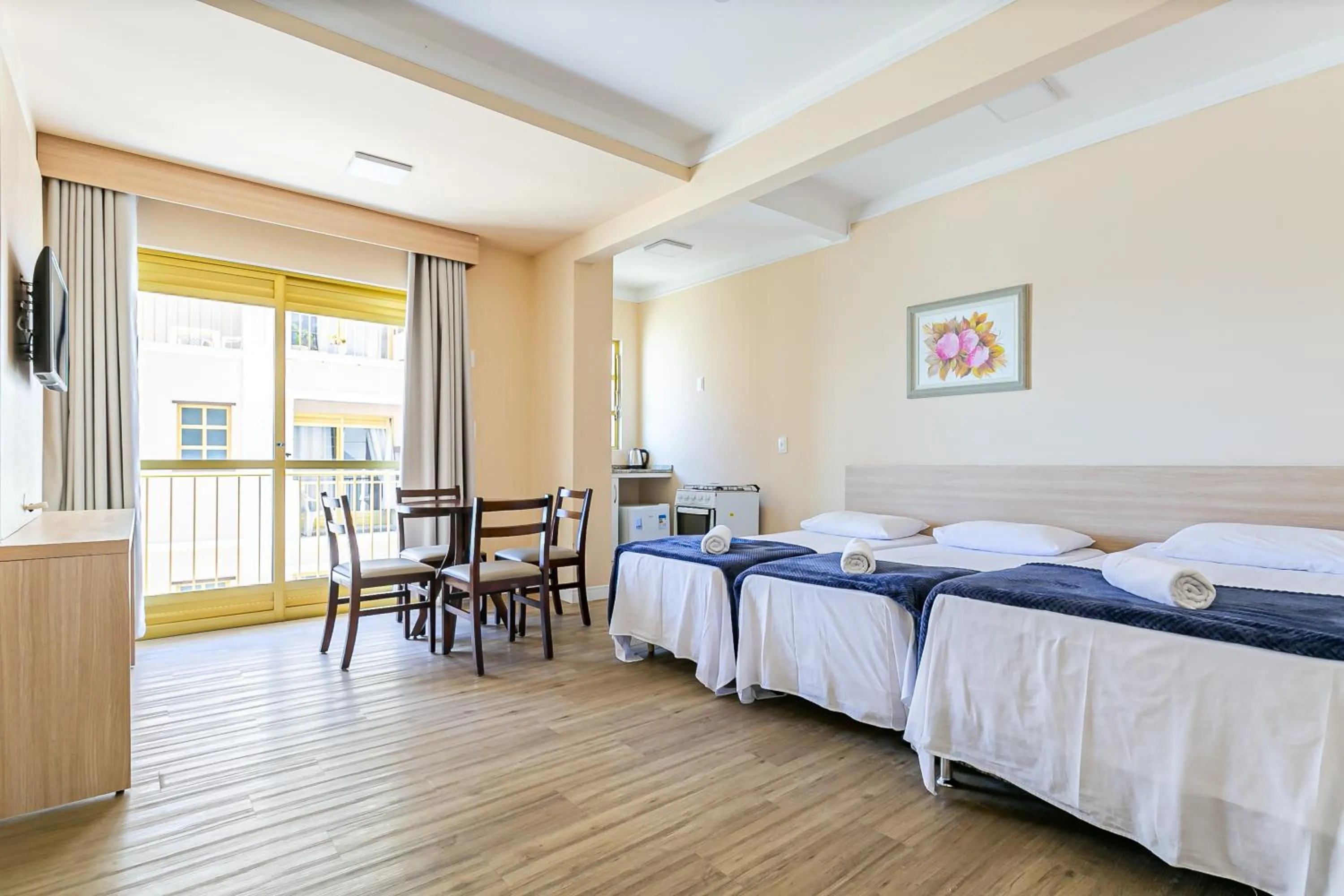 Living room, Bed in Ingleses Palace Hotel
