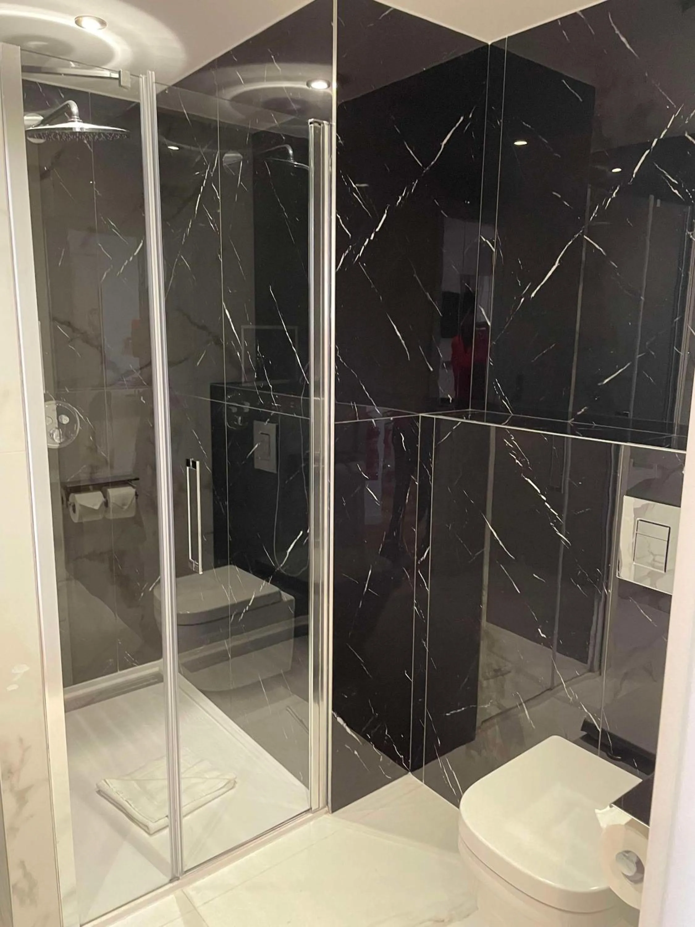 Bathroom in Brit Hotel Paris Orly Rungis