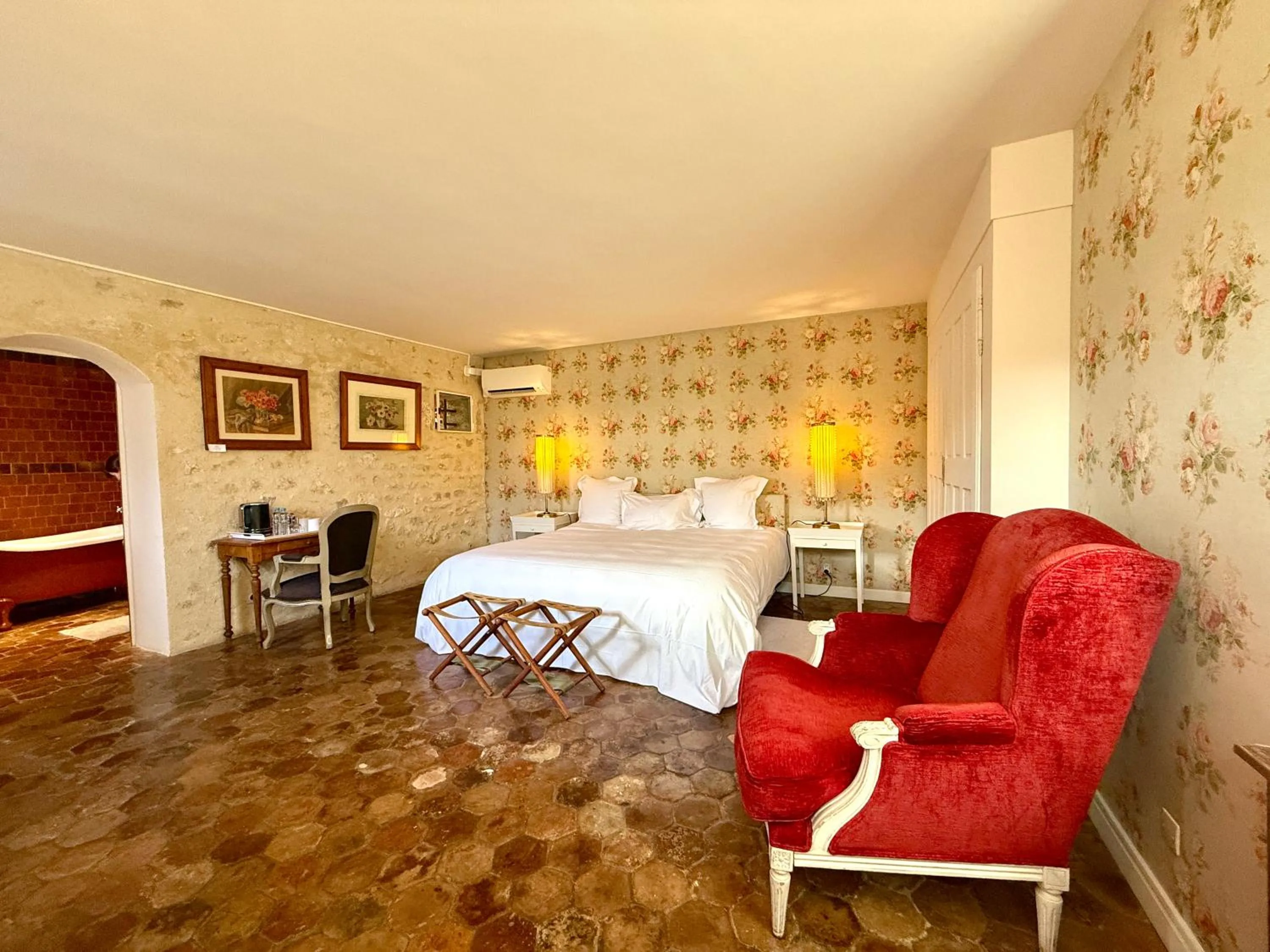 Photo of the whole room, Bed in Demeure des Vieux Bains