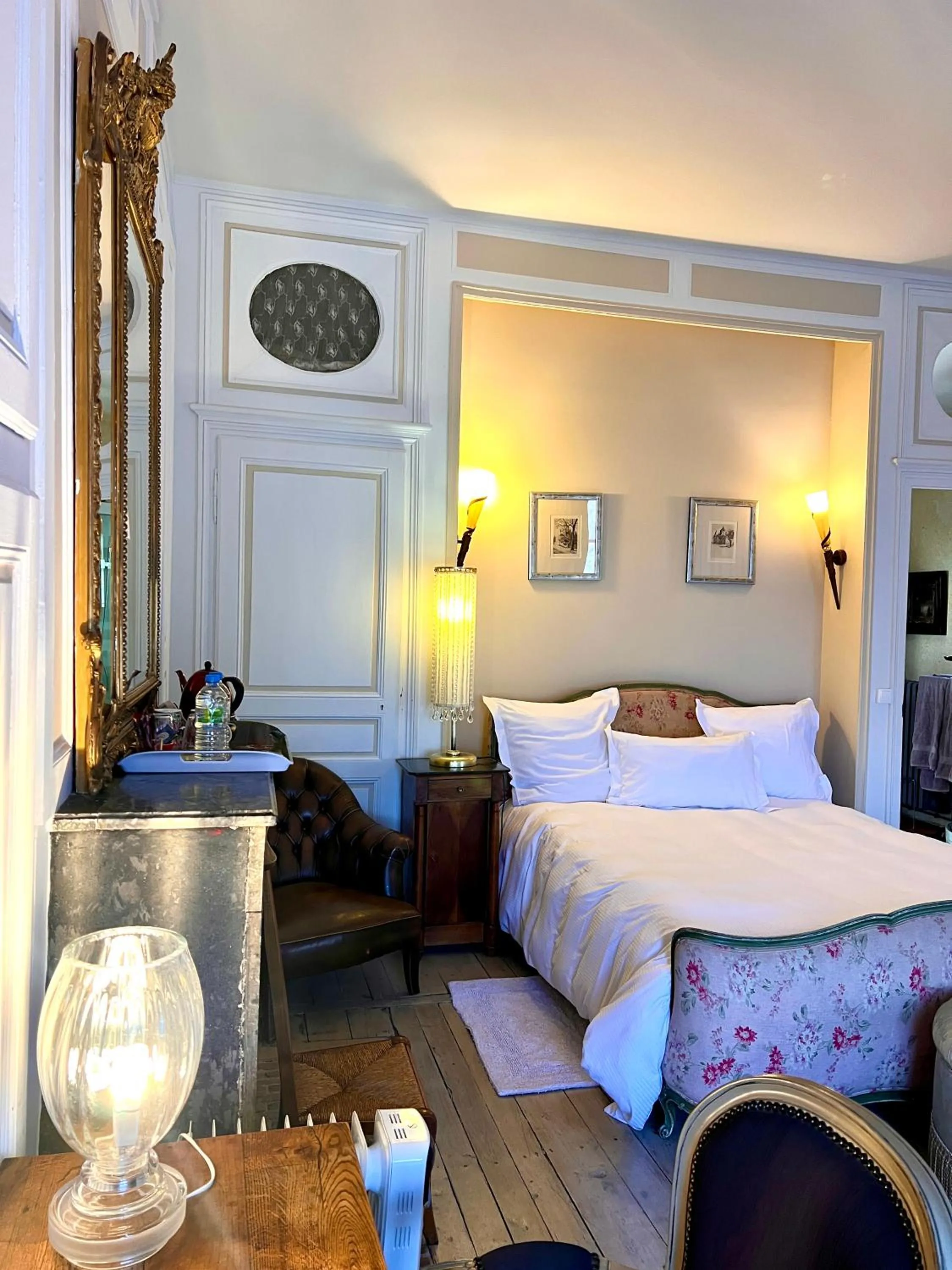 Photo of the whole room, Bed in Demeure des Vieux Bains