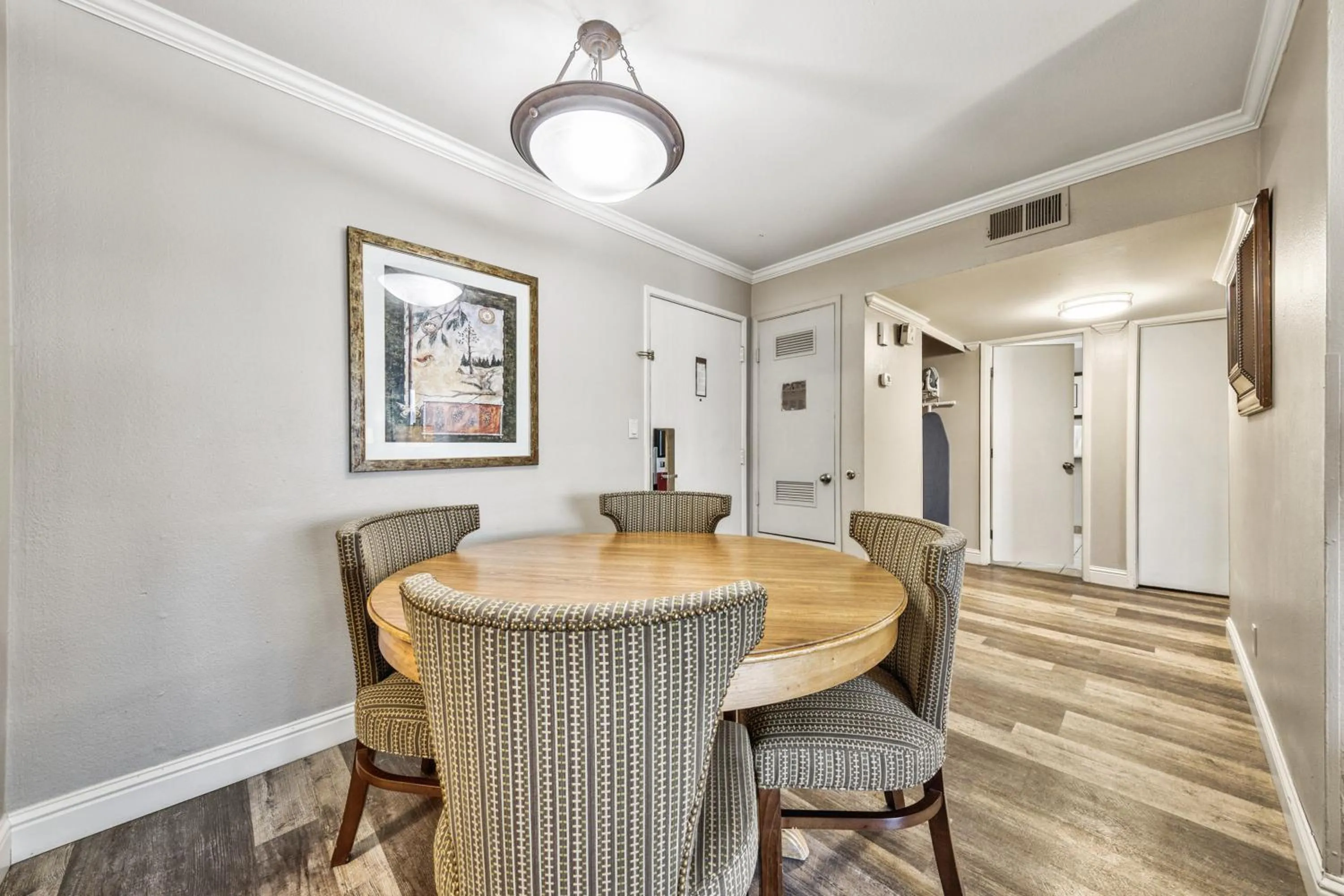 Dining area in Forest Suites Resort at the Heavenly Village