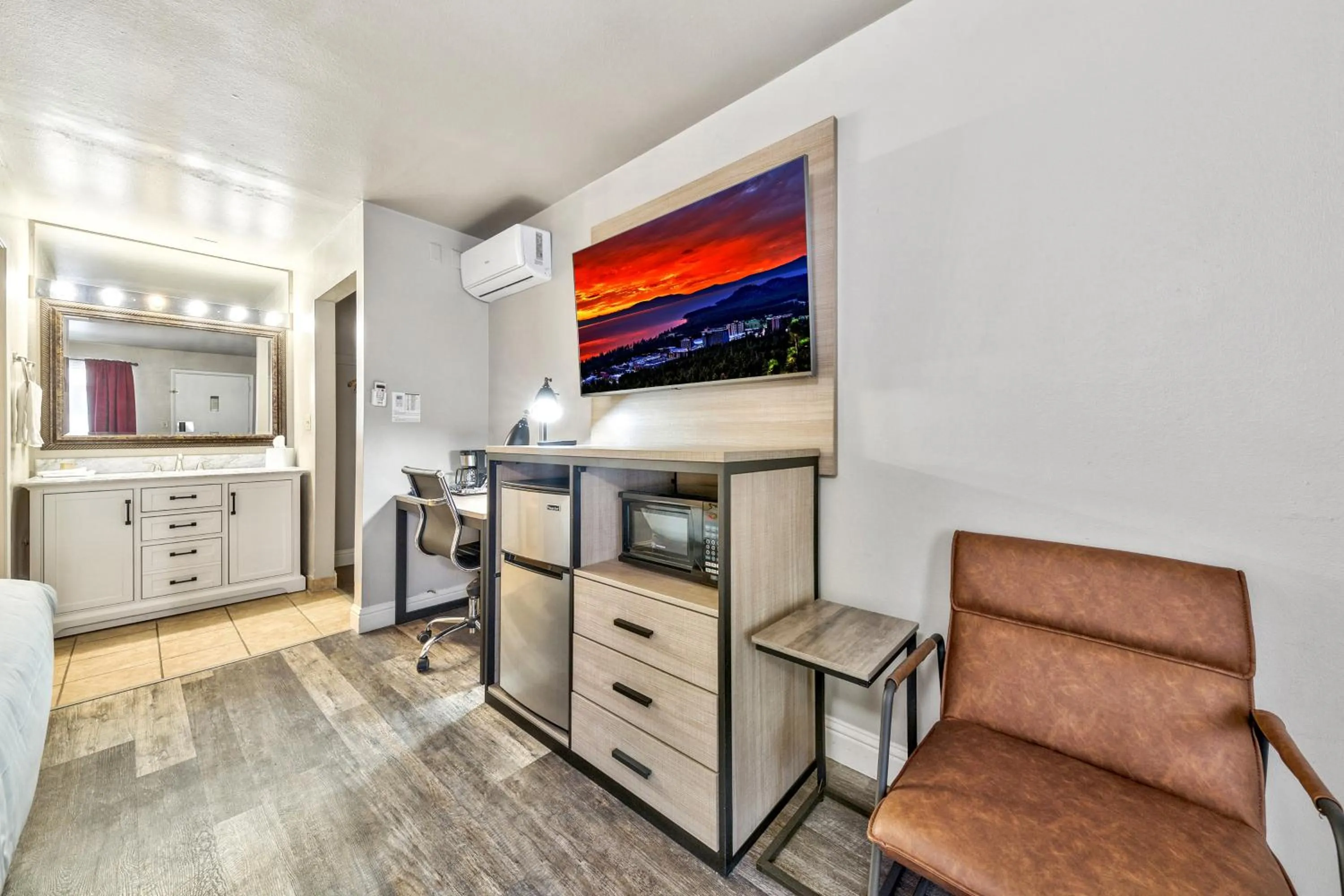 microwave in Forest Suites Resort at the Heavenly Village