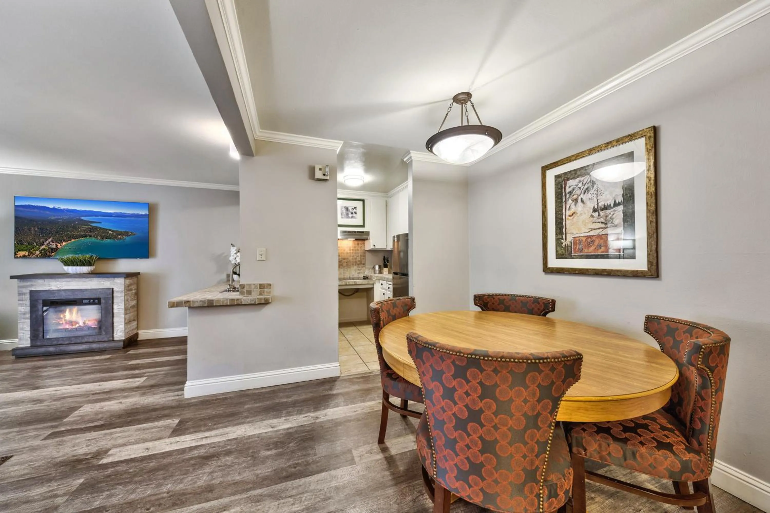 Dining area in Forest Suites Resort at the Heavenly Village