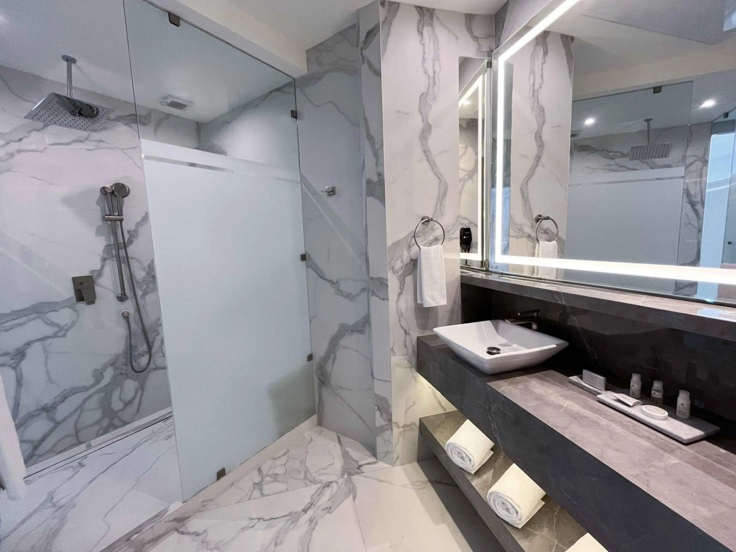 Safi Royal Luxury Metropolitan