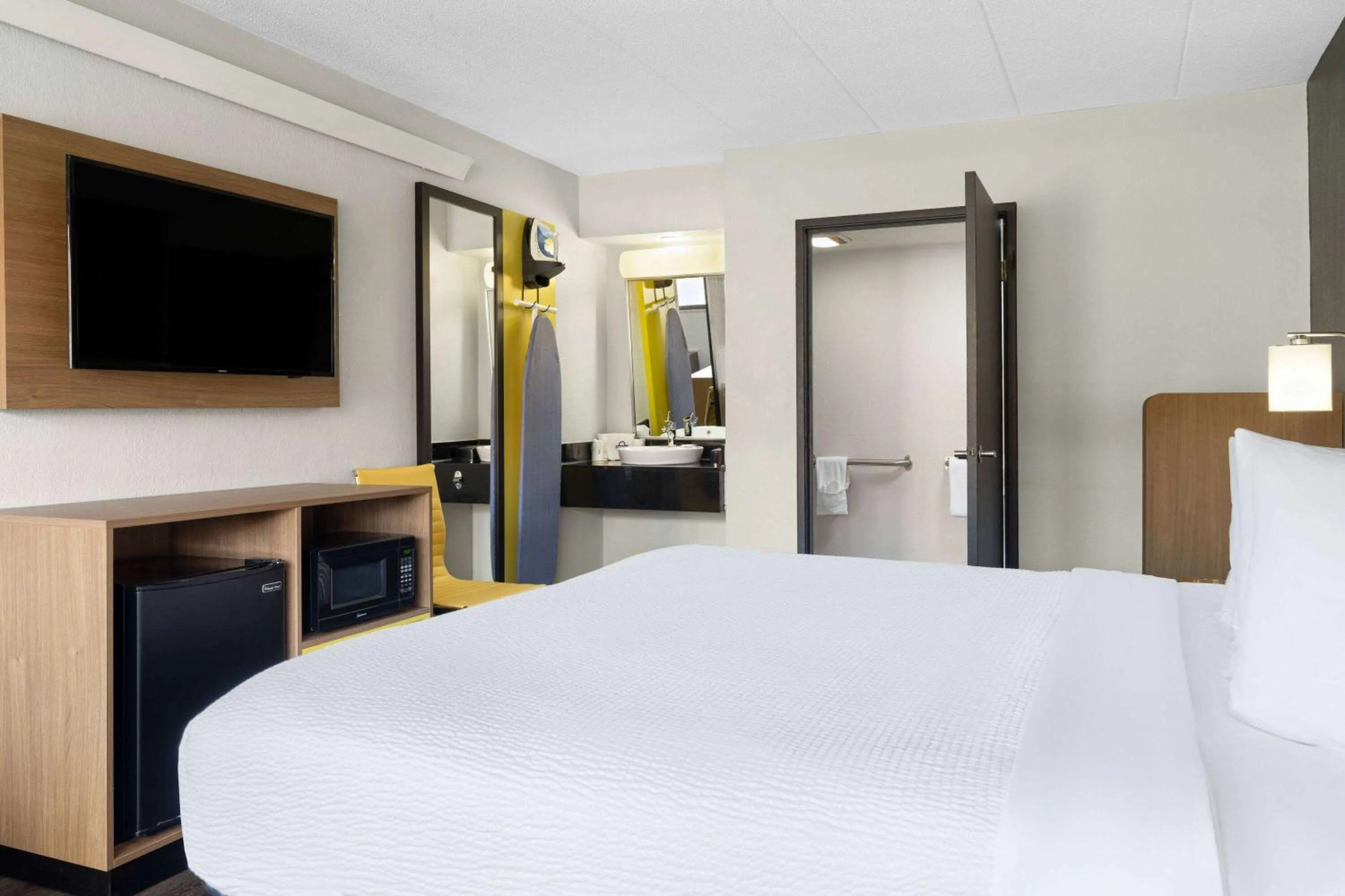 Photo of the whole room, Bed in scarlet inn