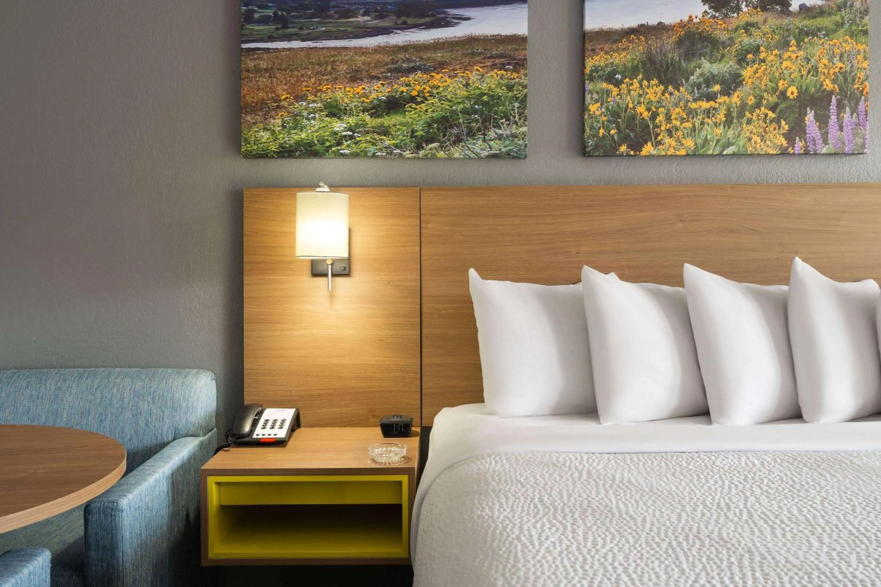 Photo of the whole room, Bed in scarlet inn