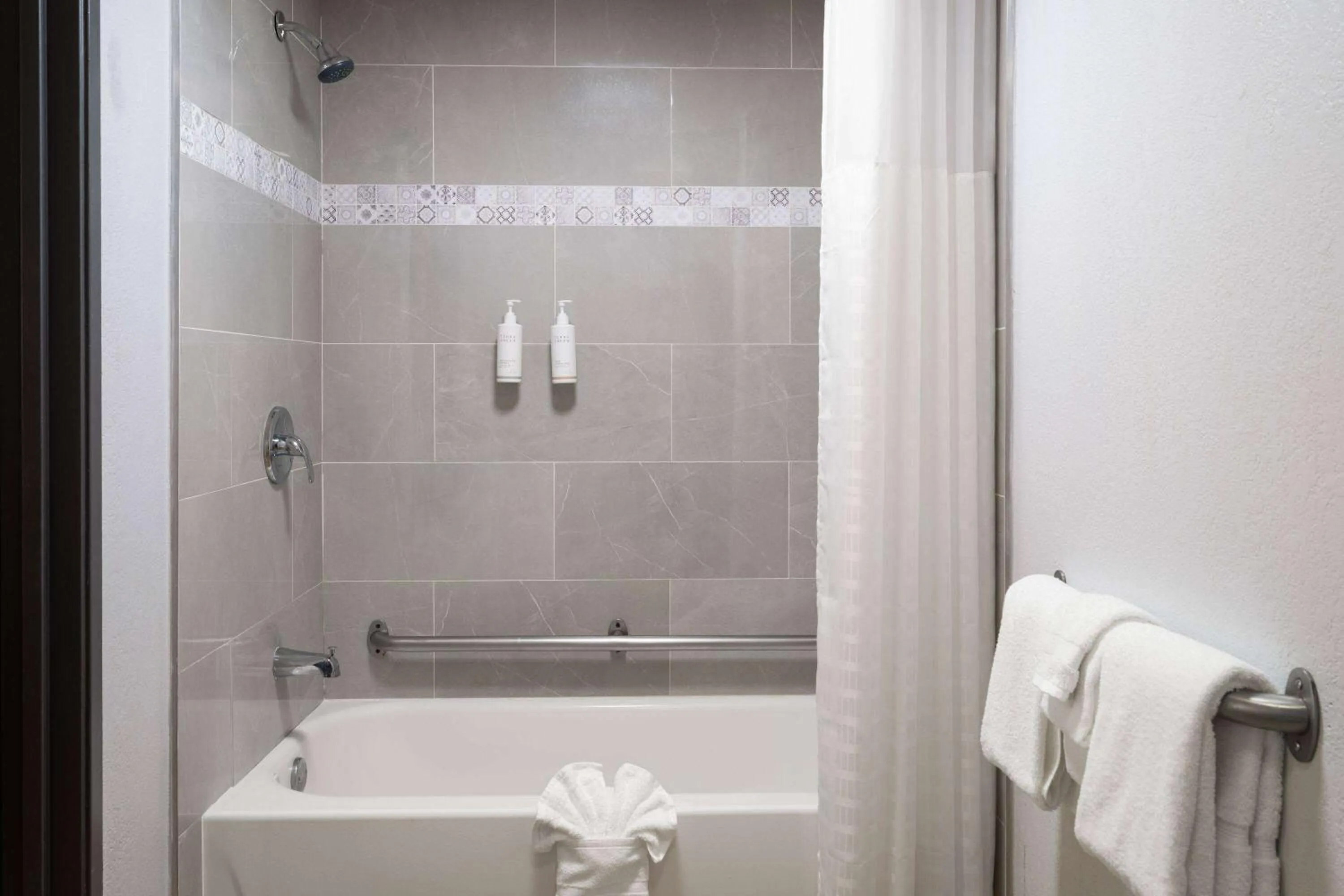 Bathroom in scarlet inn