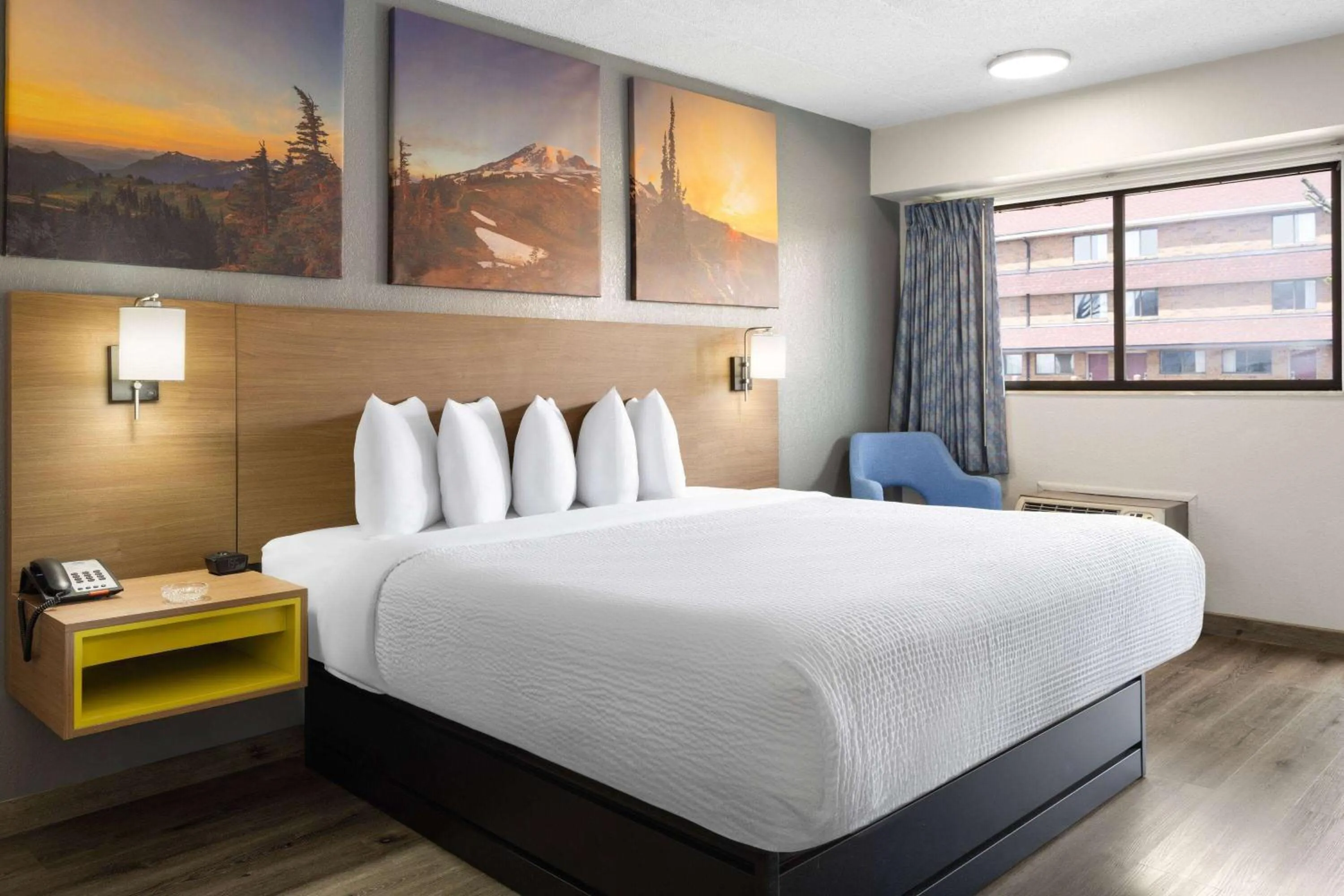 Photo of the whole room, Bed in scarlet inn