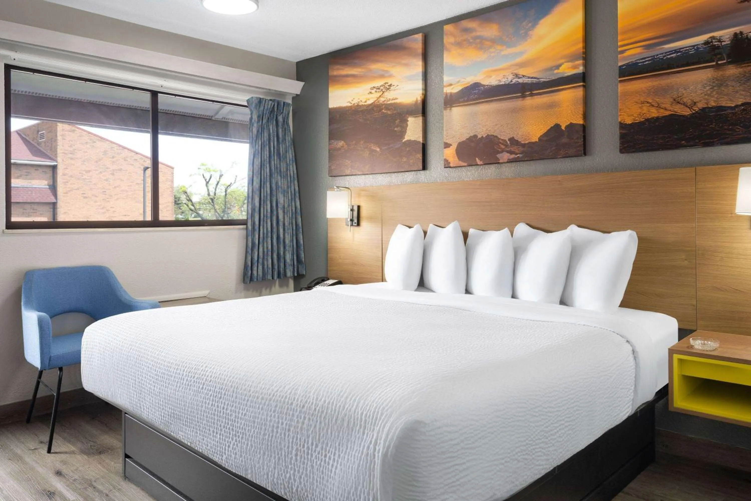 Photo of the whole room, Bed in scarlet inn