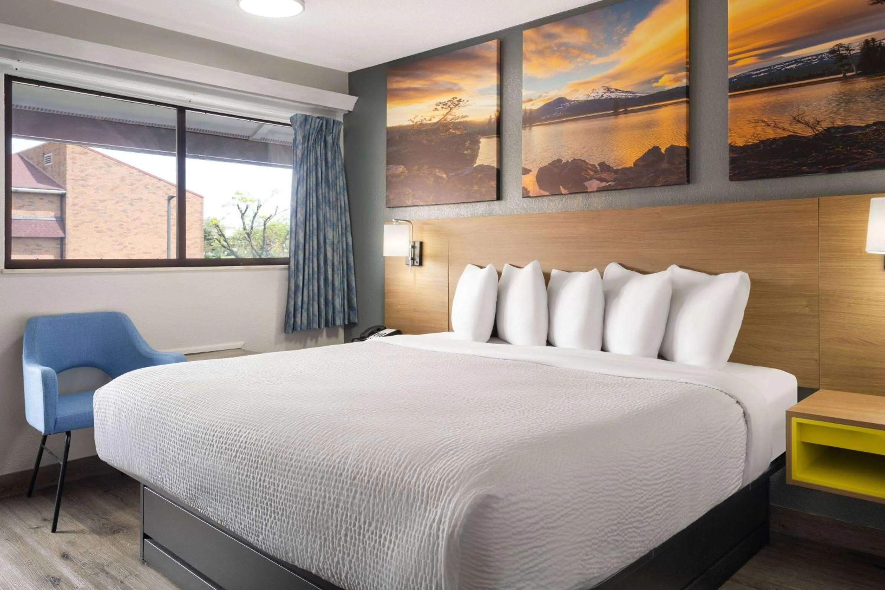 Photo of the whole room, Bed in scarlet inn