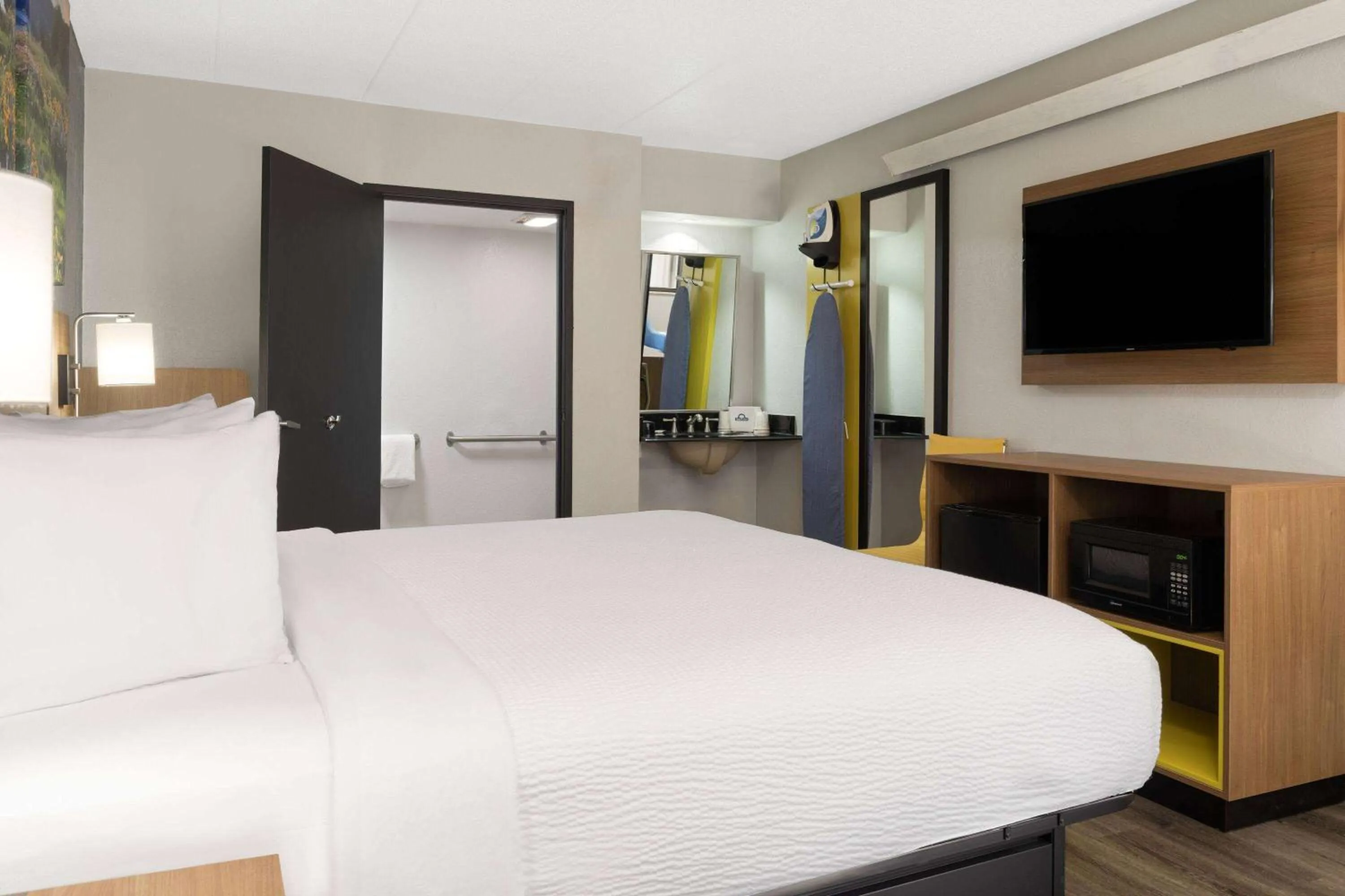 Photo of the whole room, Bed in scarlet inn