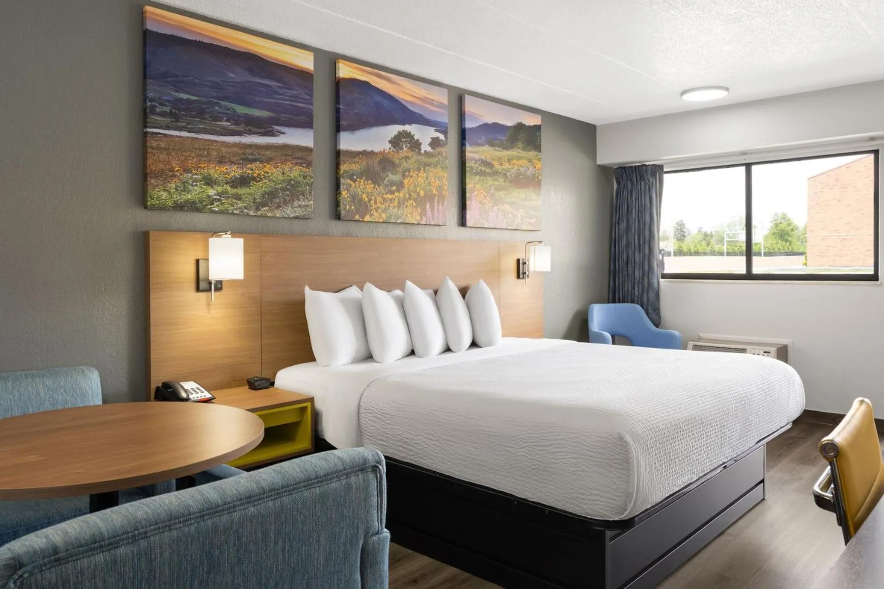 Seating area, Bed in scarlet inn