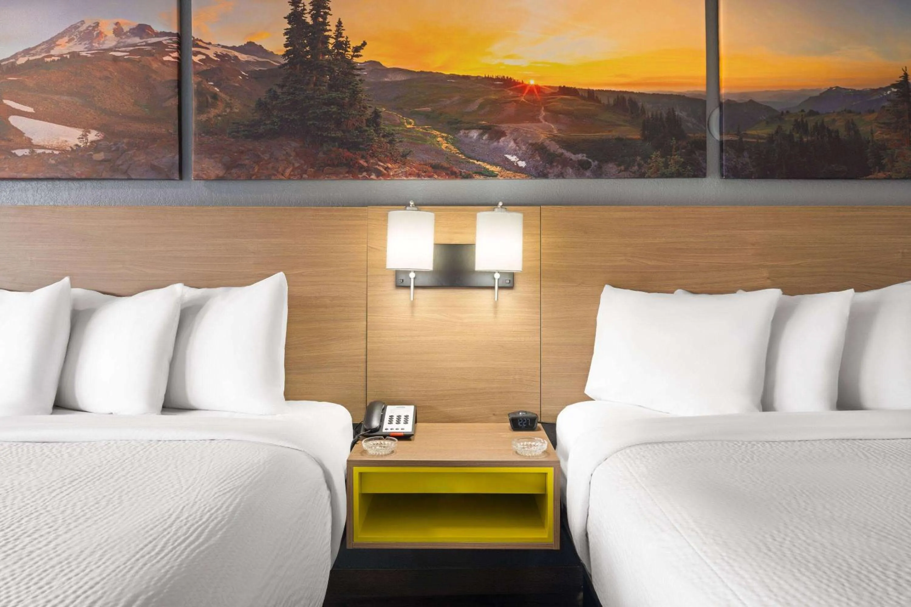 Photo of the whole room, Bed in scarlet inn