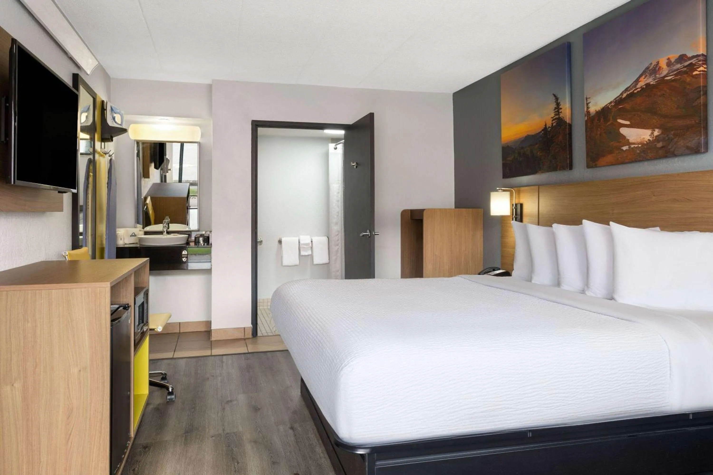 Photo of the whole room, Bed in scarlet inn