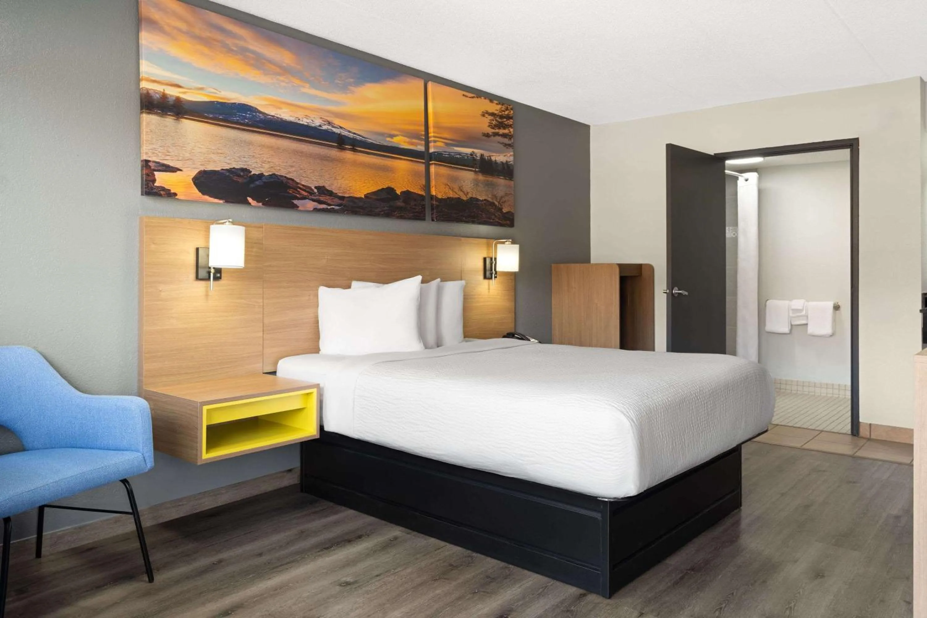 Photo of the whole room, Bed in scarlet inn