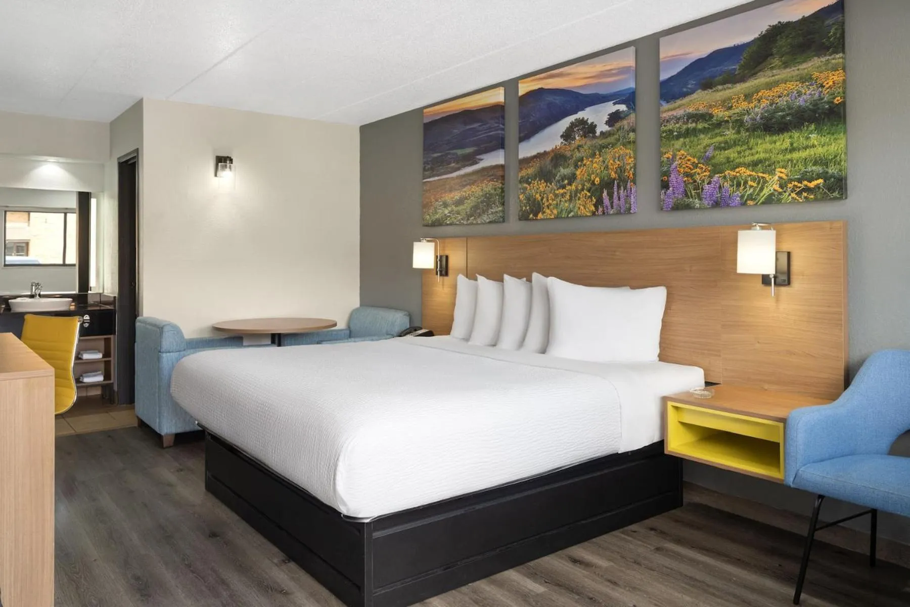 Bedroom, Bed in scarlet inn