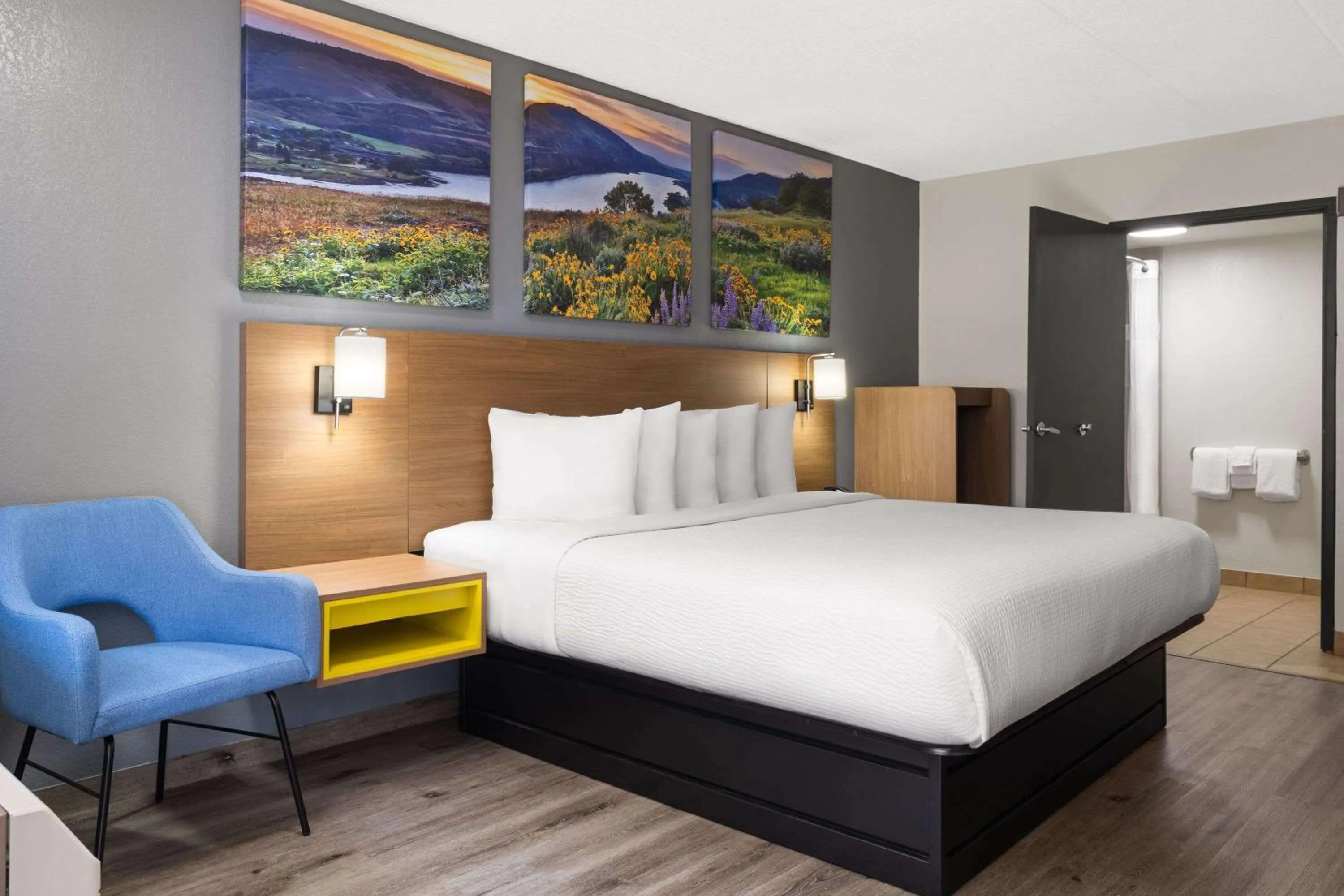 Photo of the whole room, Bed in scarlet inn