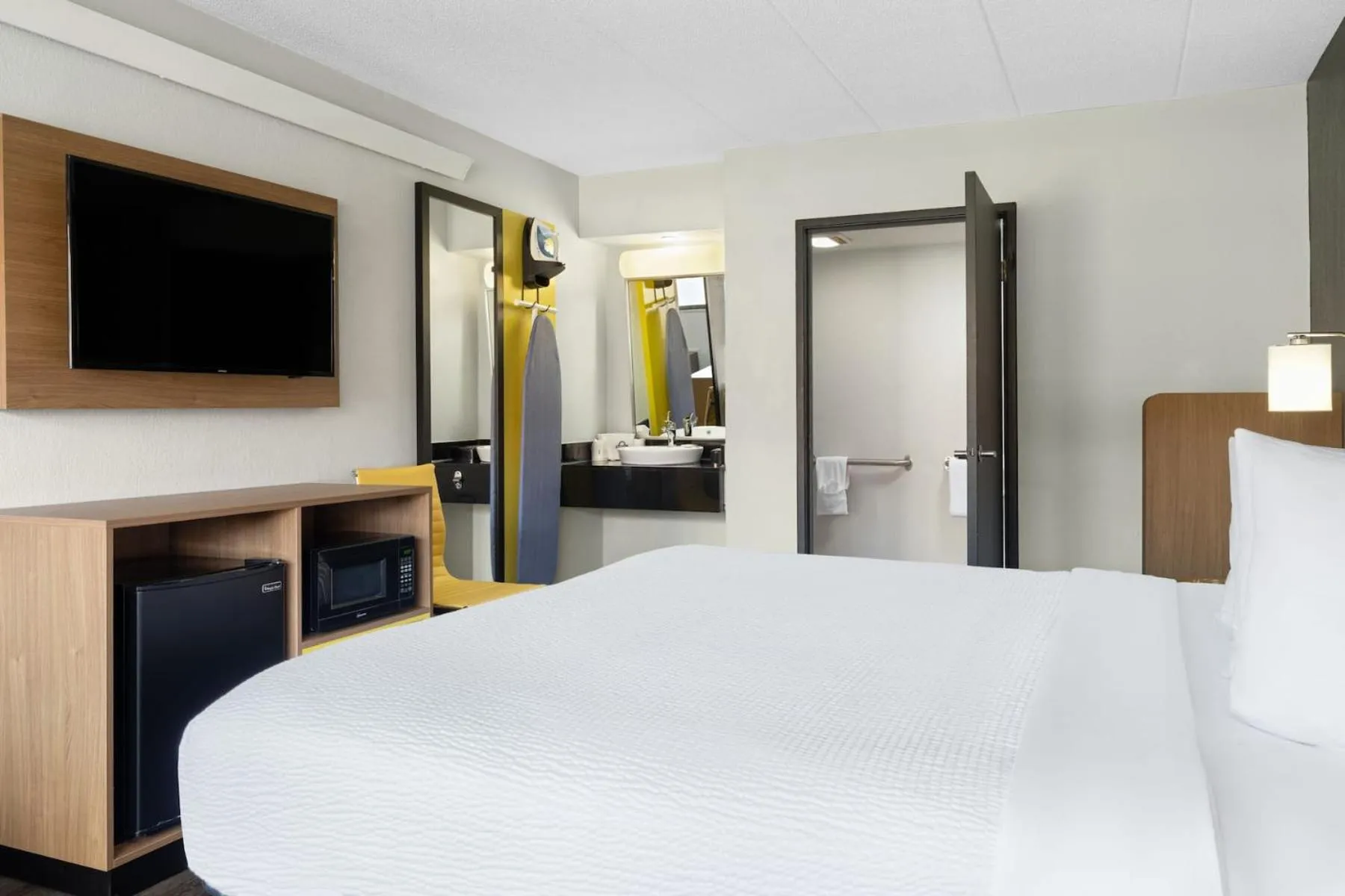 Bedroom, Bed in scarlet inn