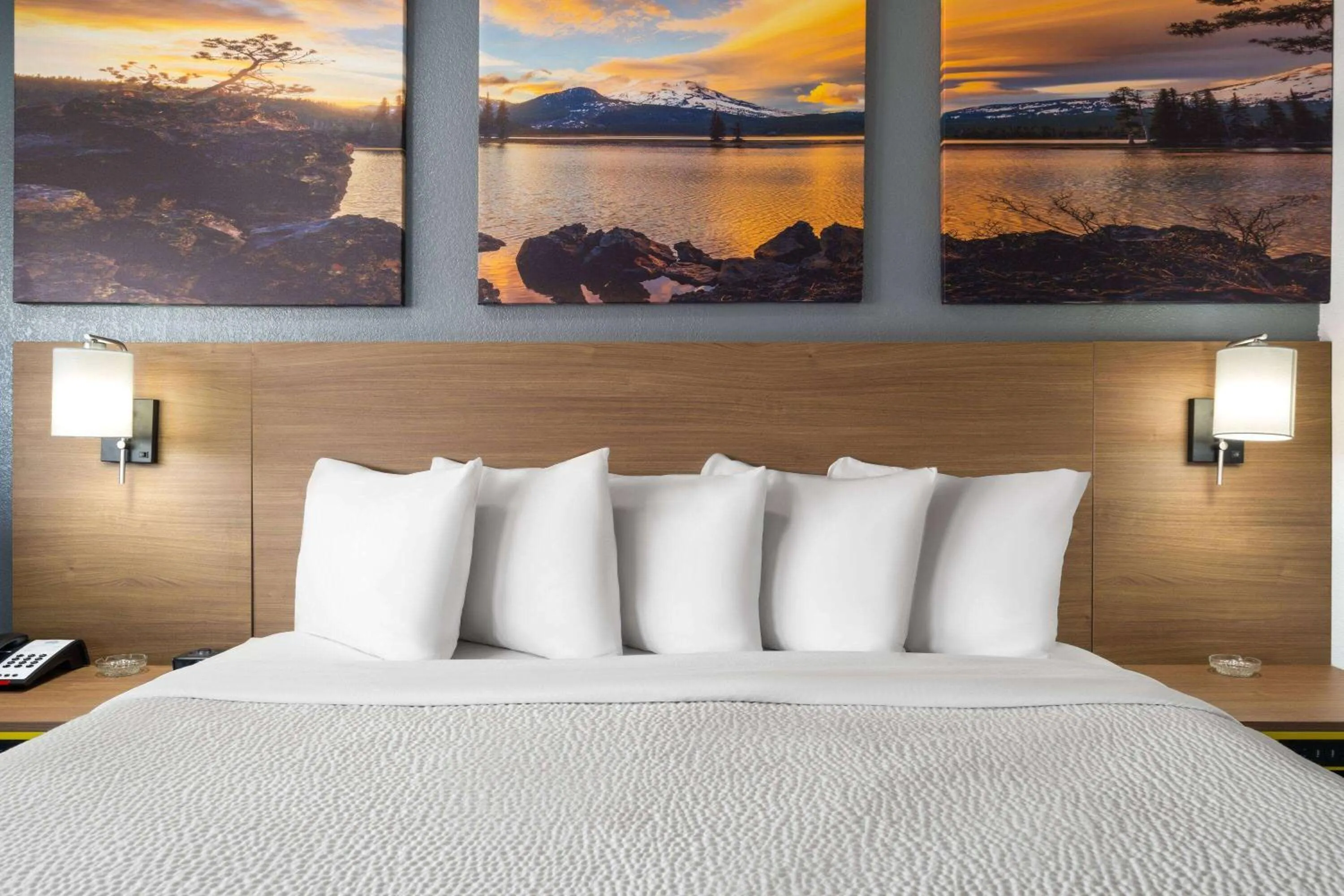 Photo of the whole room, Bed in scarlet inn