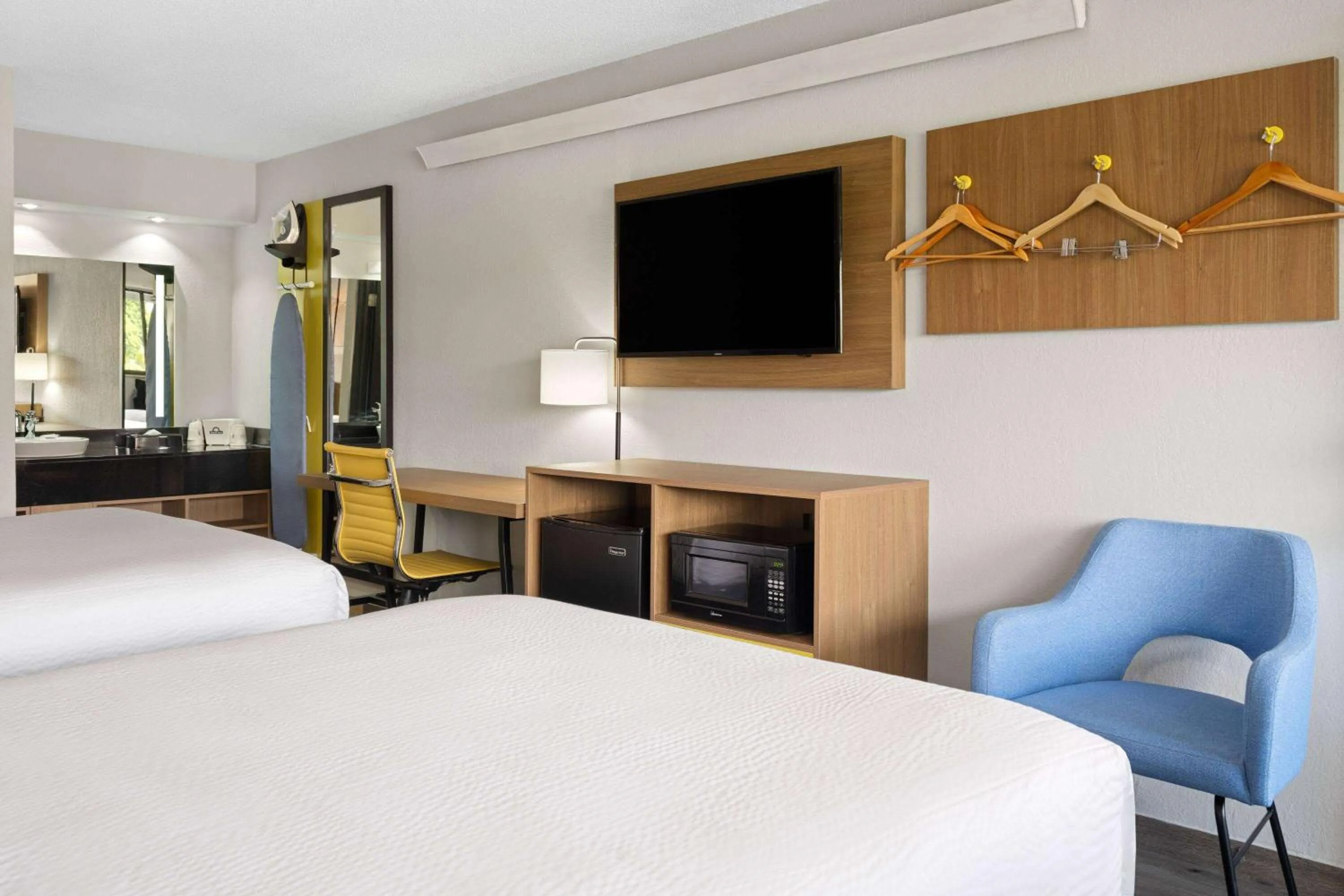 Photo of the whole room, Bed in scarlet inn