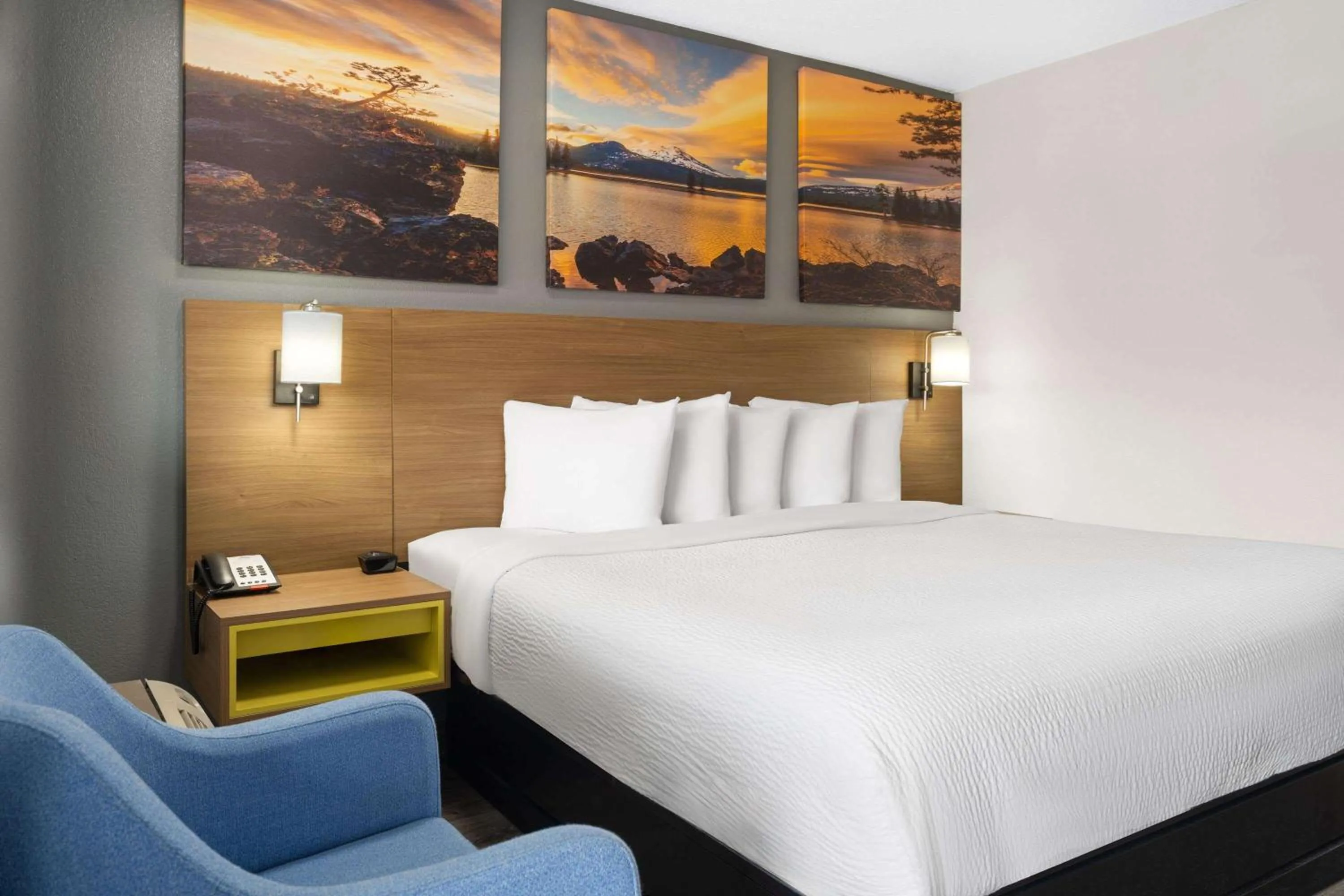 Photo of the whole room, Bed in scarlet inn