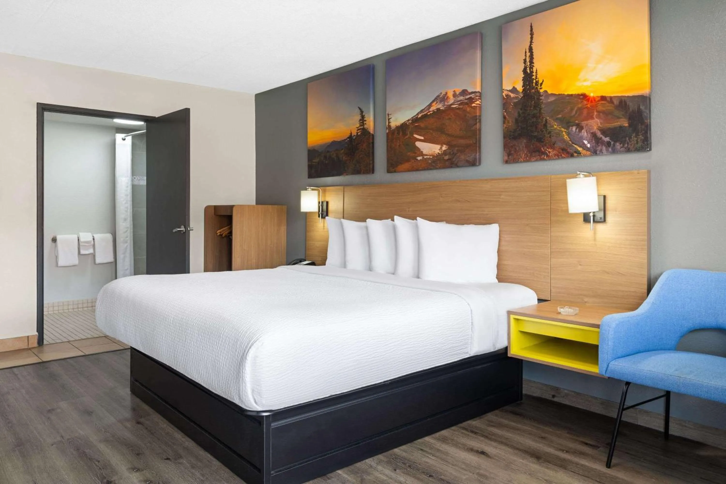 Photo of the whole room, Bed in scarlet inn