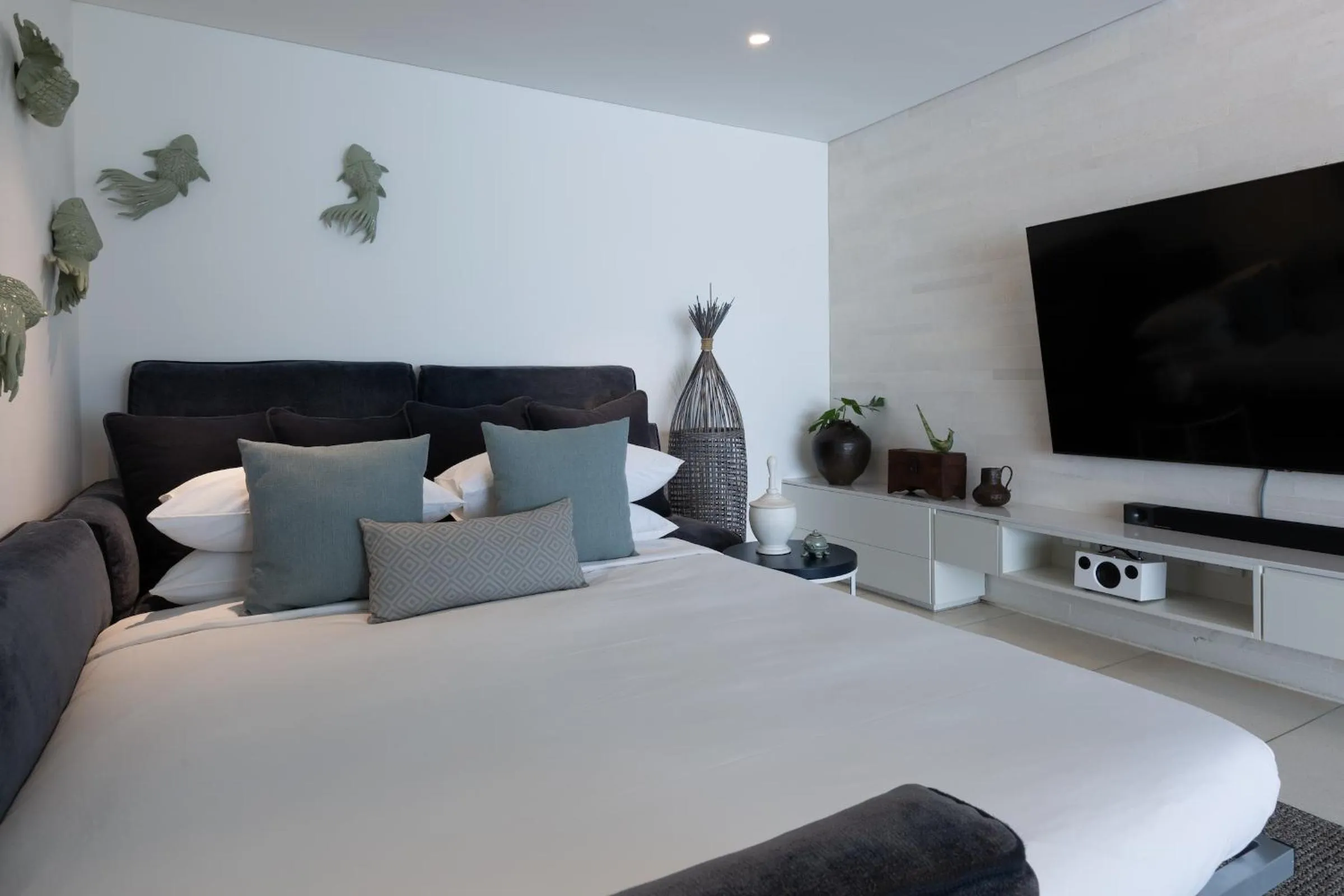 Communal lounge/ TV room, Bed in Kerem Luxury Beachfront Villas
