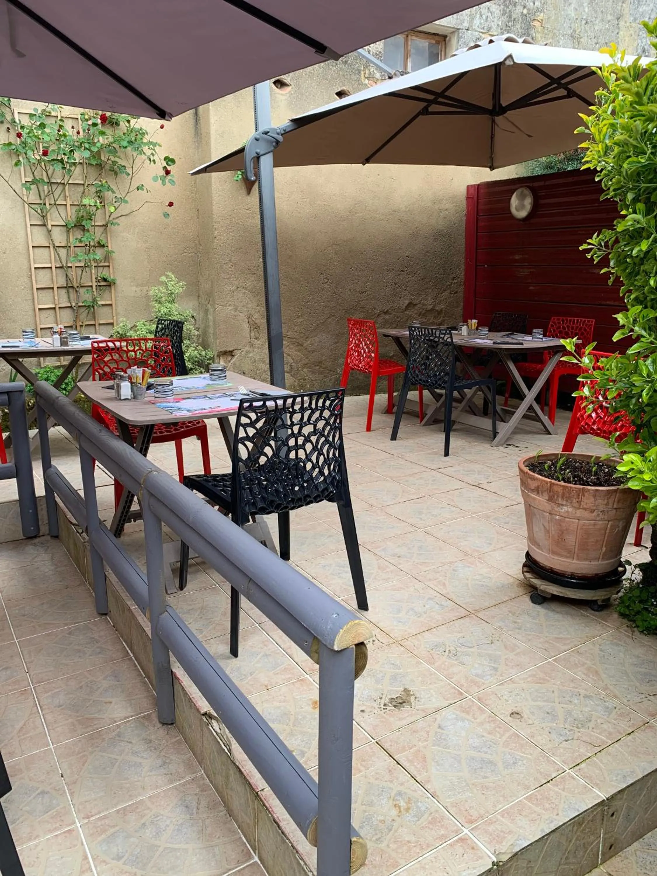 Patio in Hôtel Restaurant de l'Union