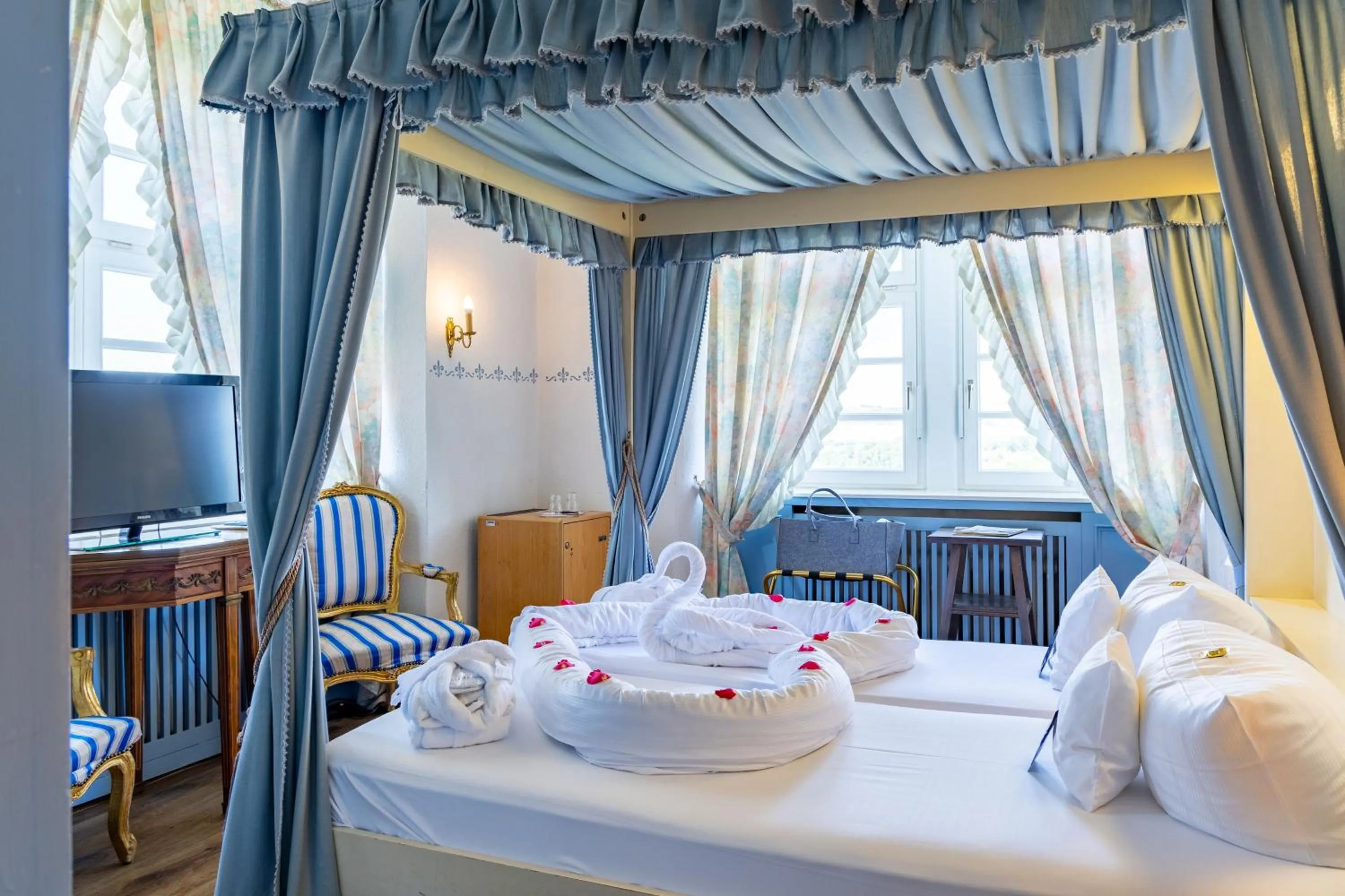 Photo of the whole room, Bed in Hotel Burg Trendelburg