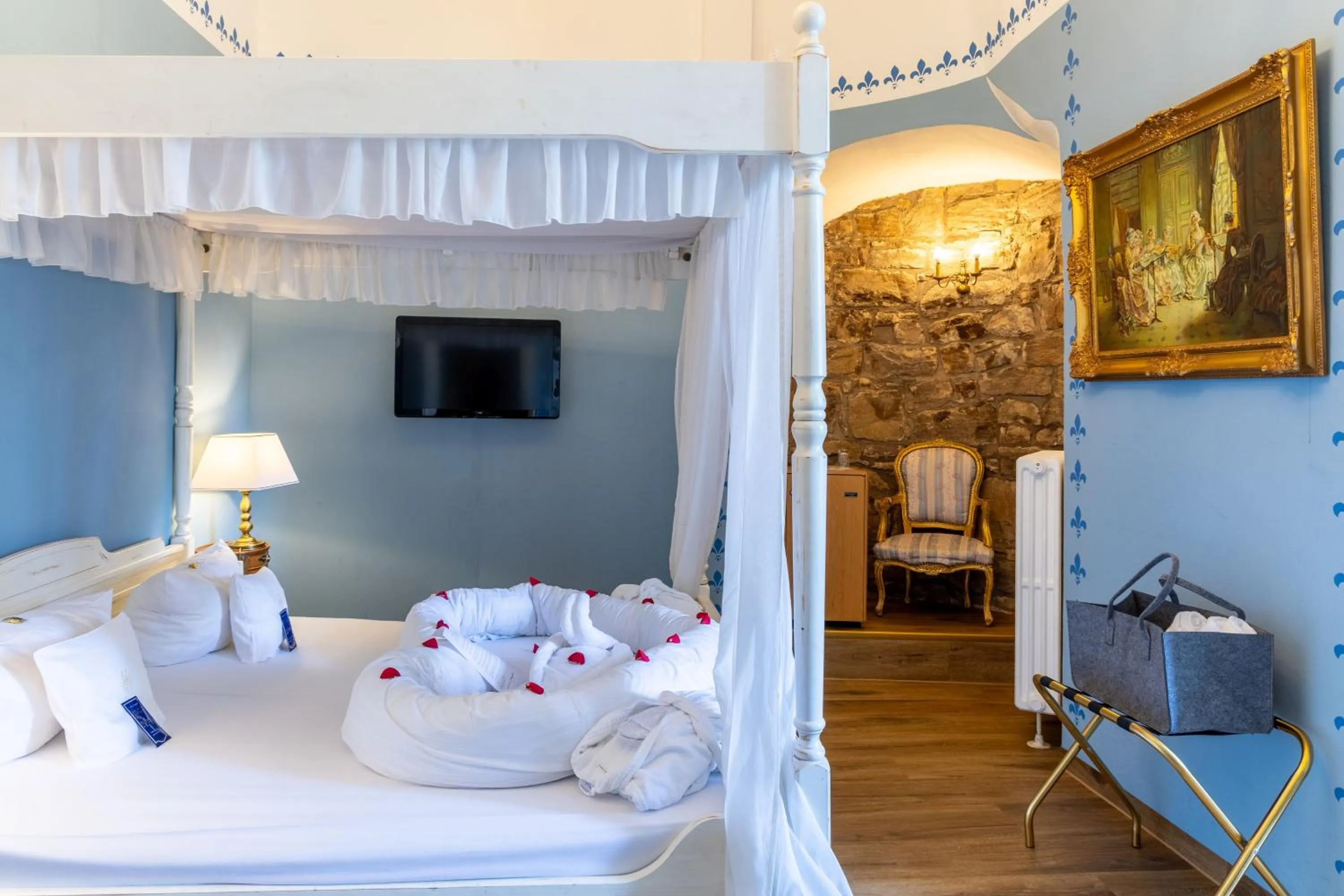 Photo of the whole room, Bed in Hotel Burg Trendelburg