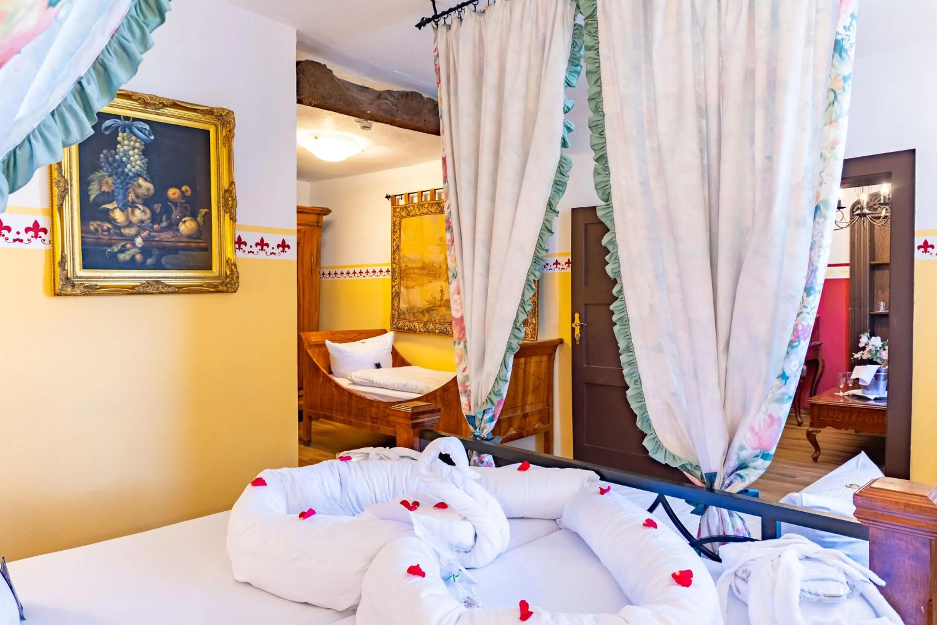 Photo of the whole room, Bed in Hotel Burg Trendelburg