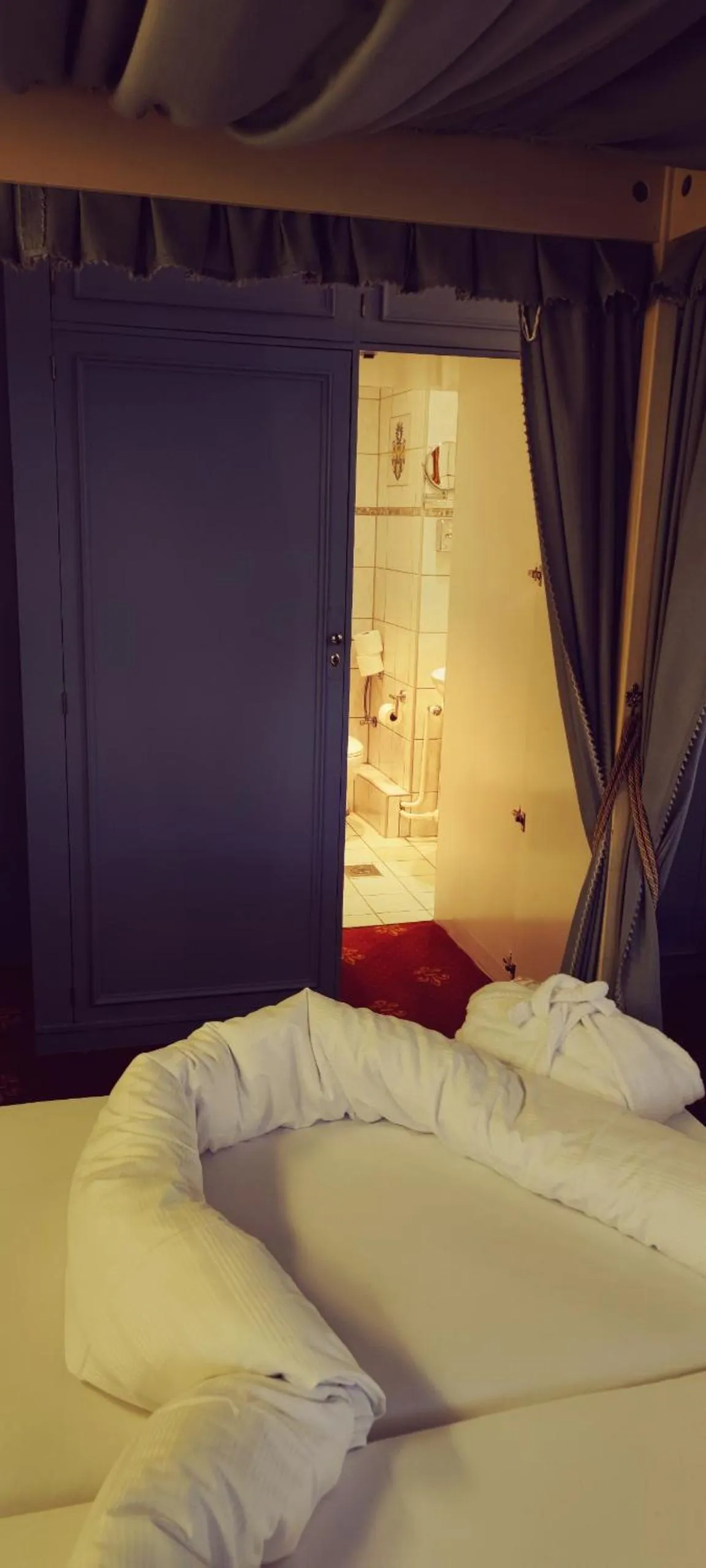 Photo of the whole room, Bed in Hotel Burg Trendelburg