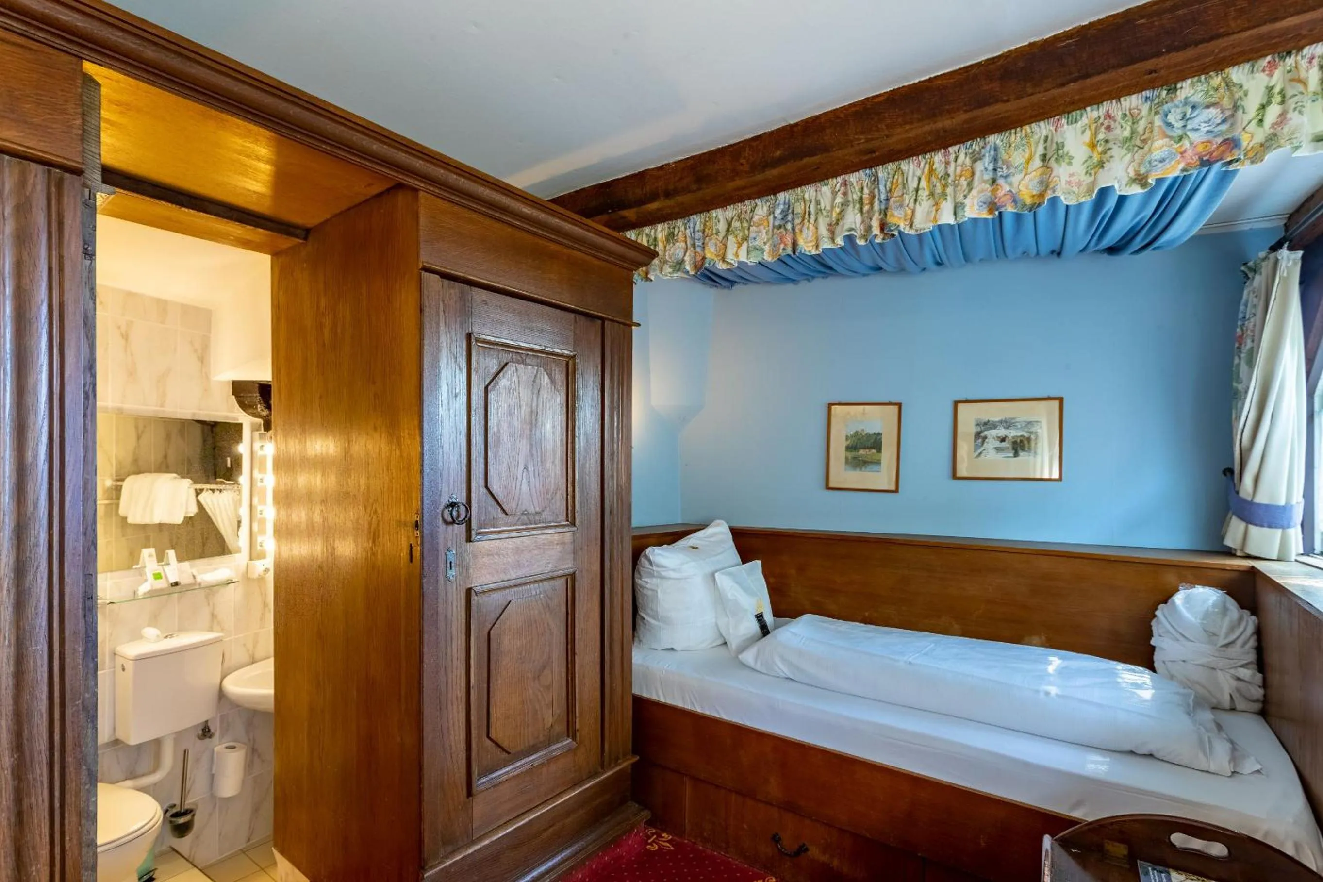 Photo of the whole room, Bed in Hotel Burg Trendelburg