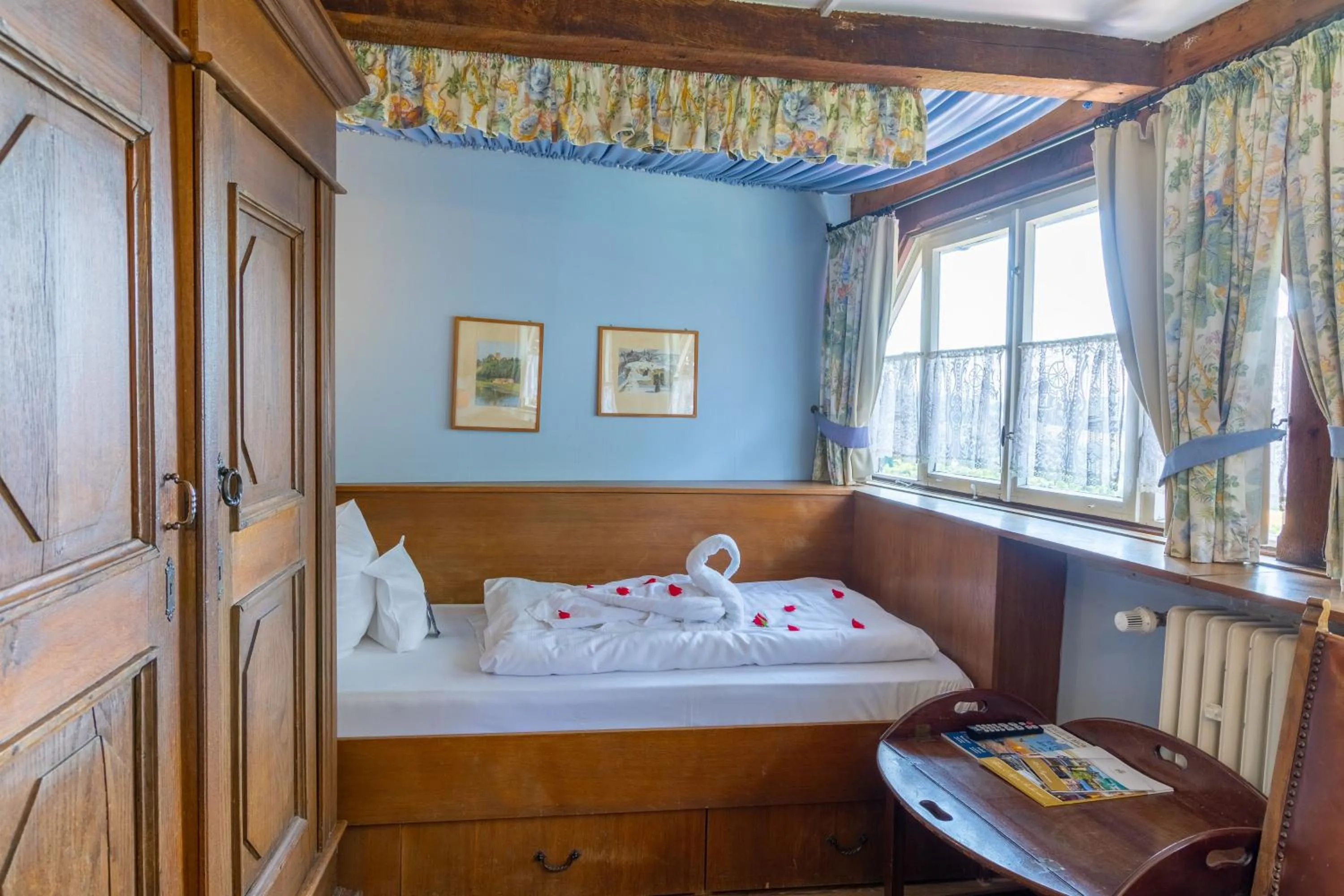 Photo of the whole room, Bed in Hotel Burg Trendelburg