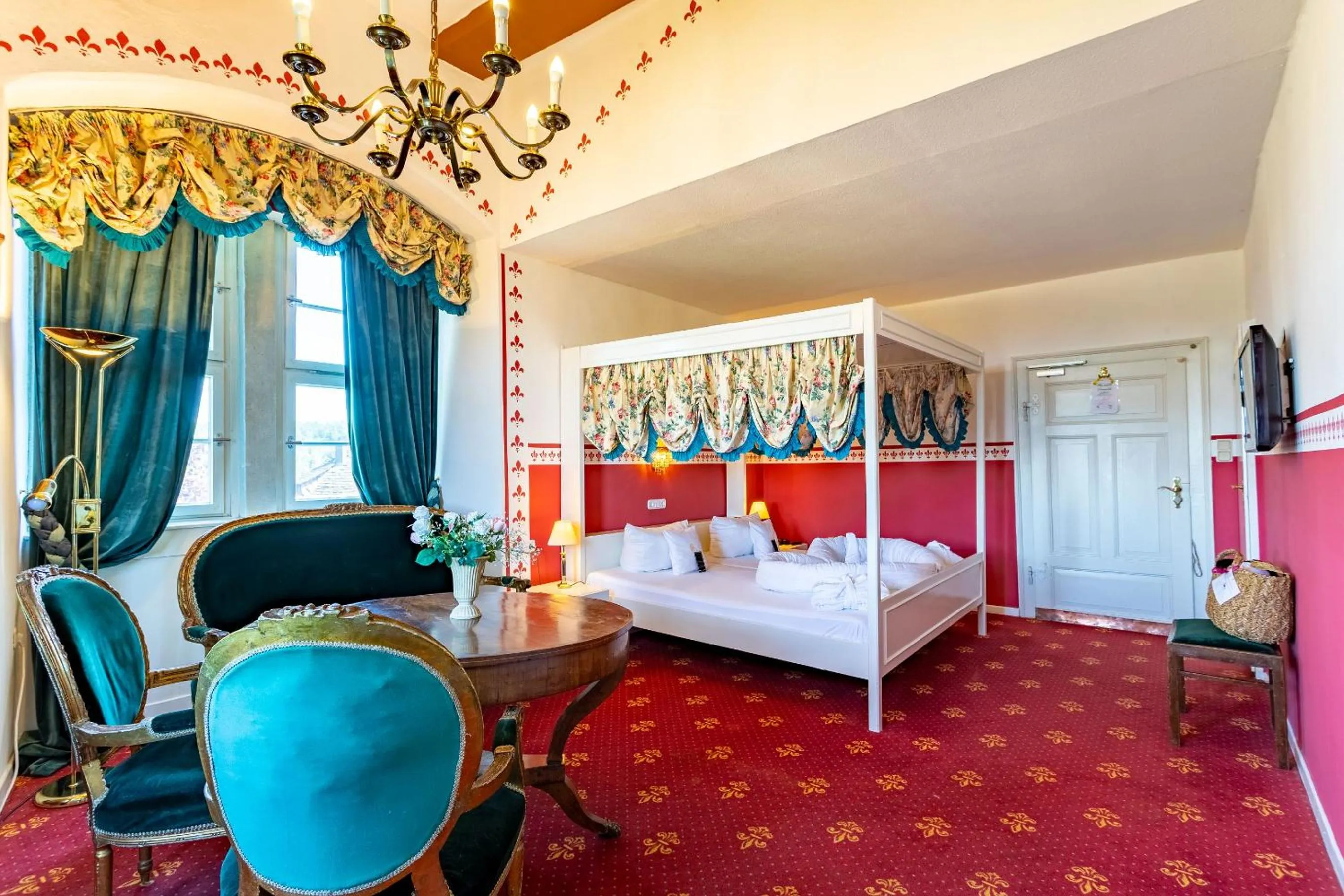 Photo of the whole room, Bed in Hotel Burg Trendelburg