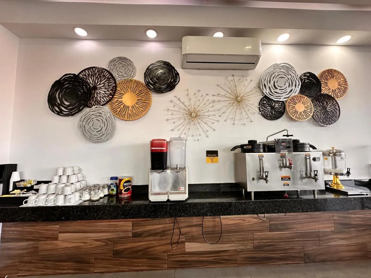 Coffee/tea facilities in Hotel Bugari Aeropuerto Guadalajara