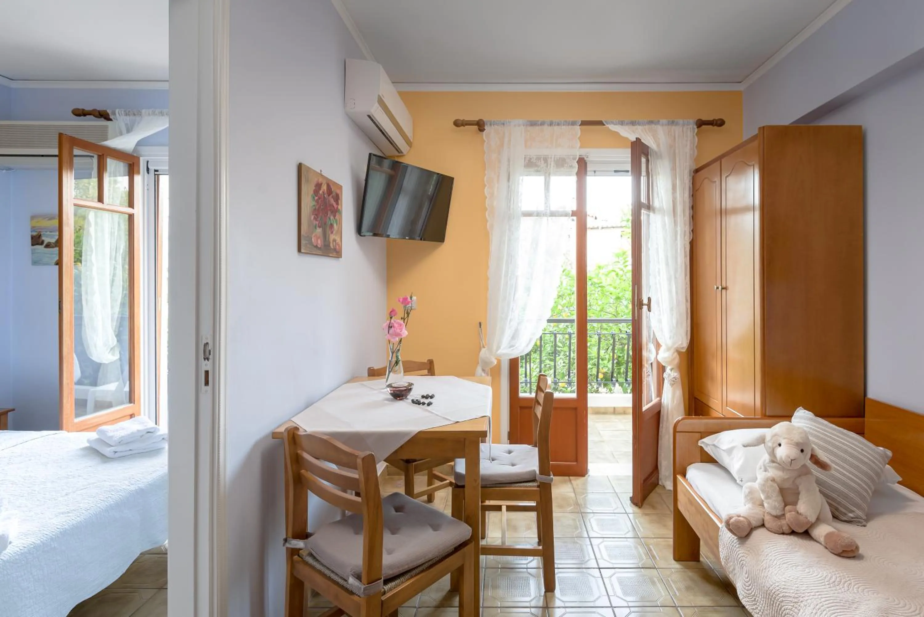 Living room, Bed in Oasis Apartments