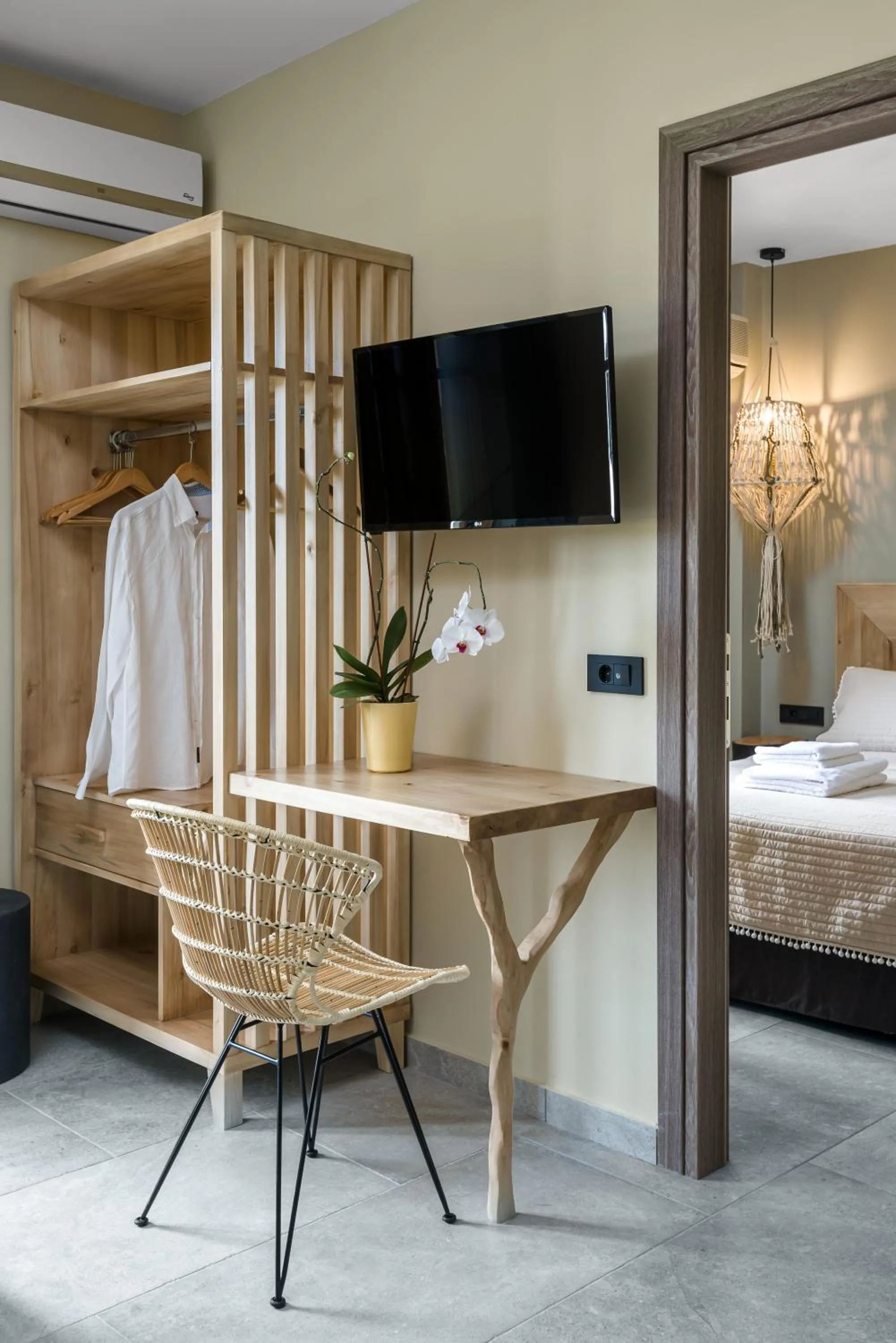 TV and multimedia, Bed in Oasis Apartments