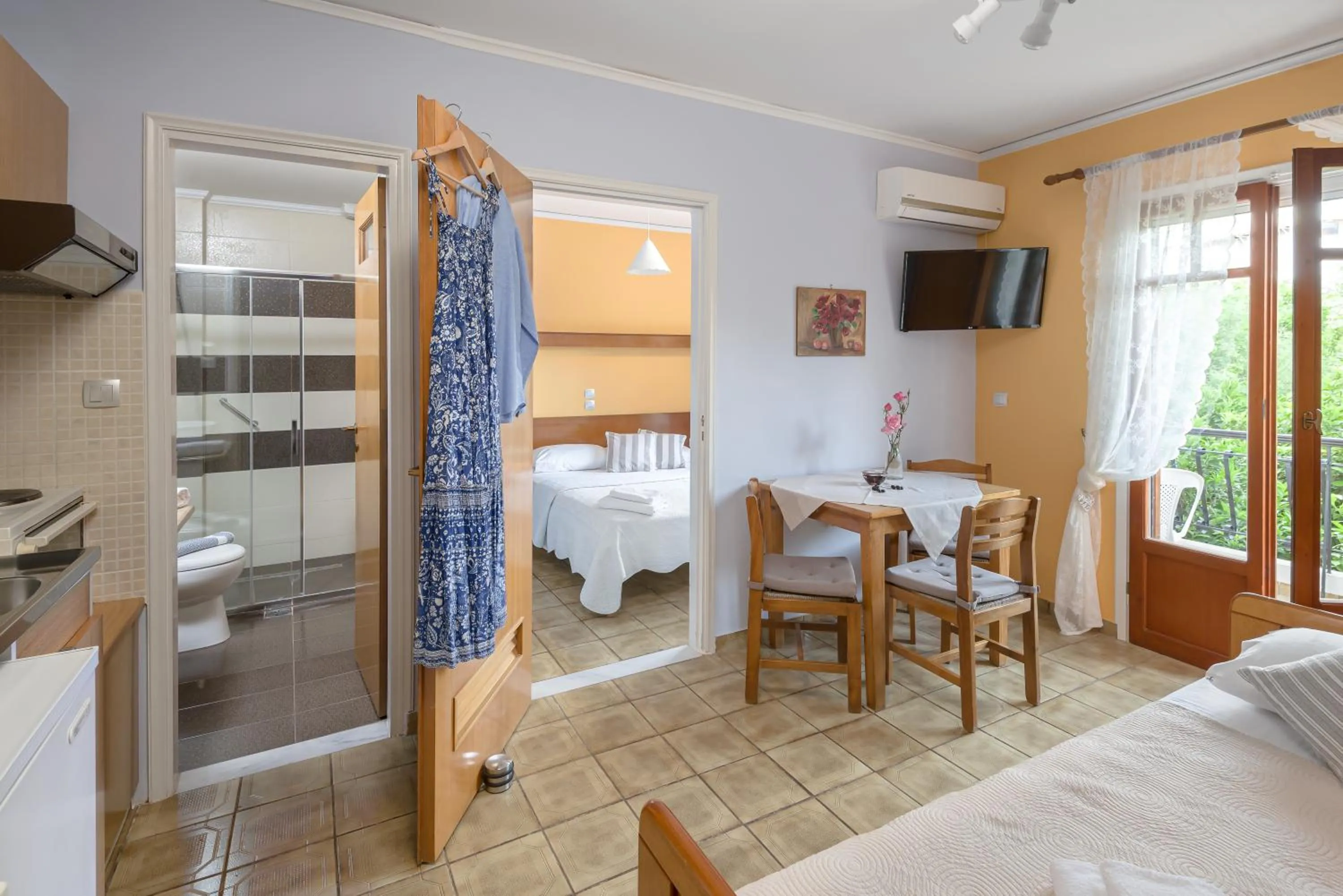 Photo of the whole room, Bed in Oasis Apartments