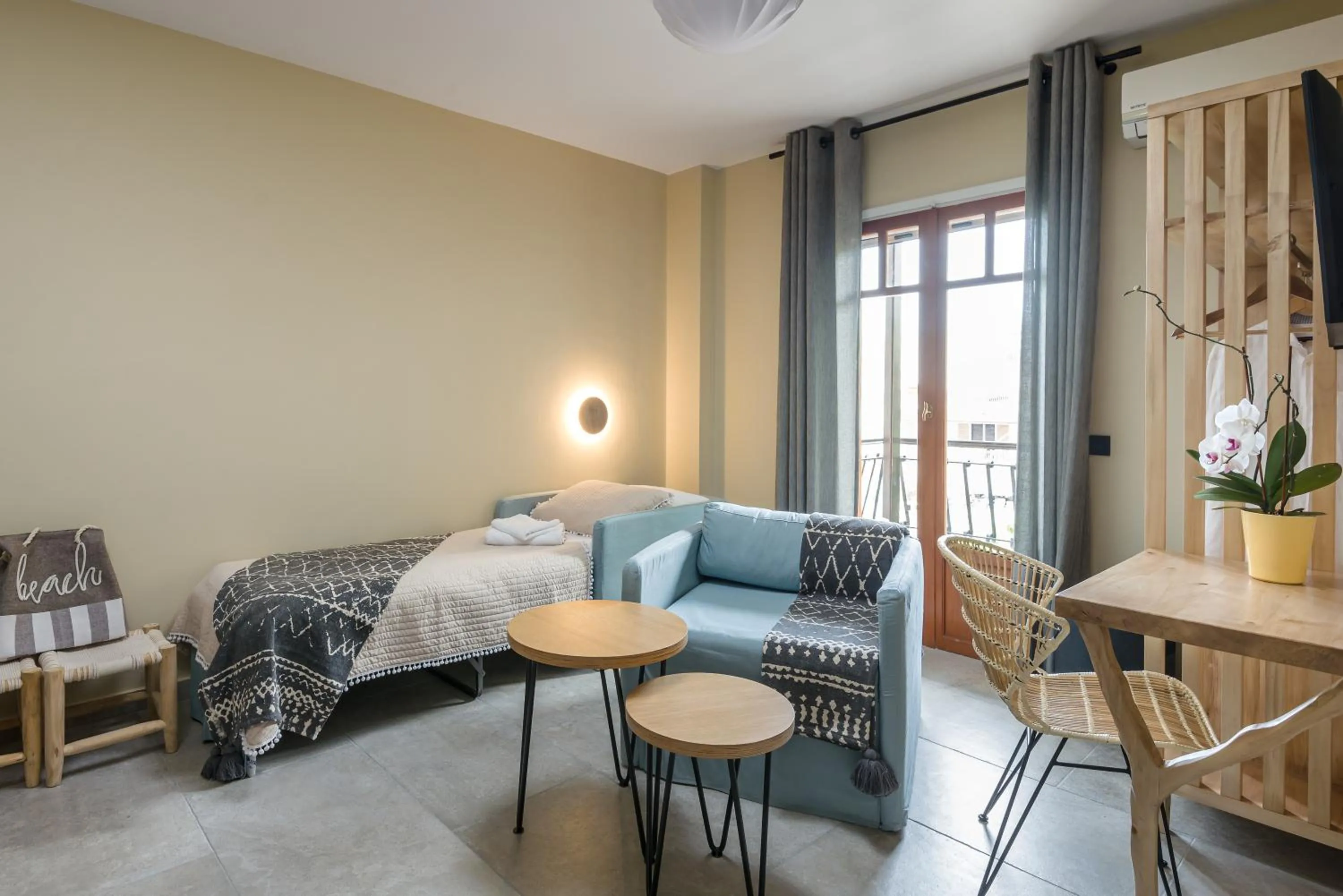 Living room, Bed in Oasis Apartments