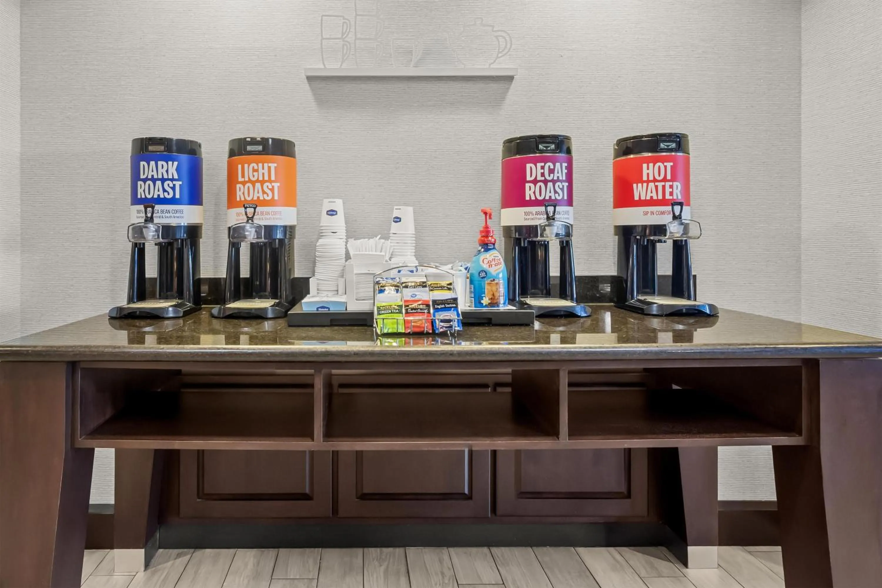Dining area in Hampton Inn Middletown