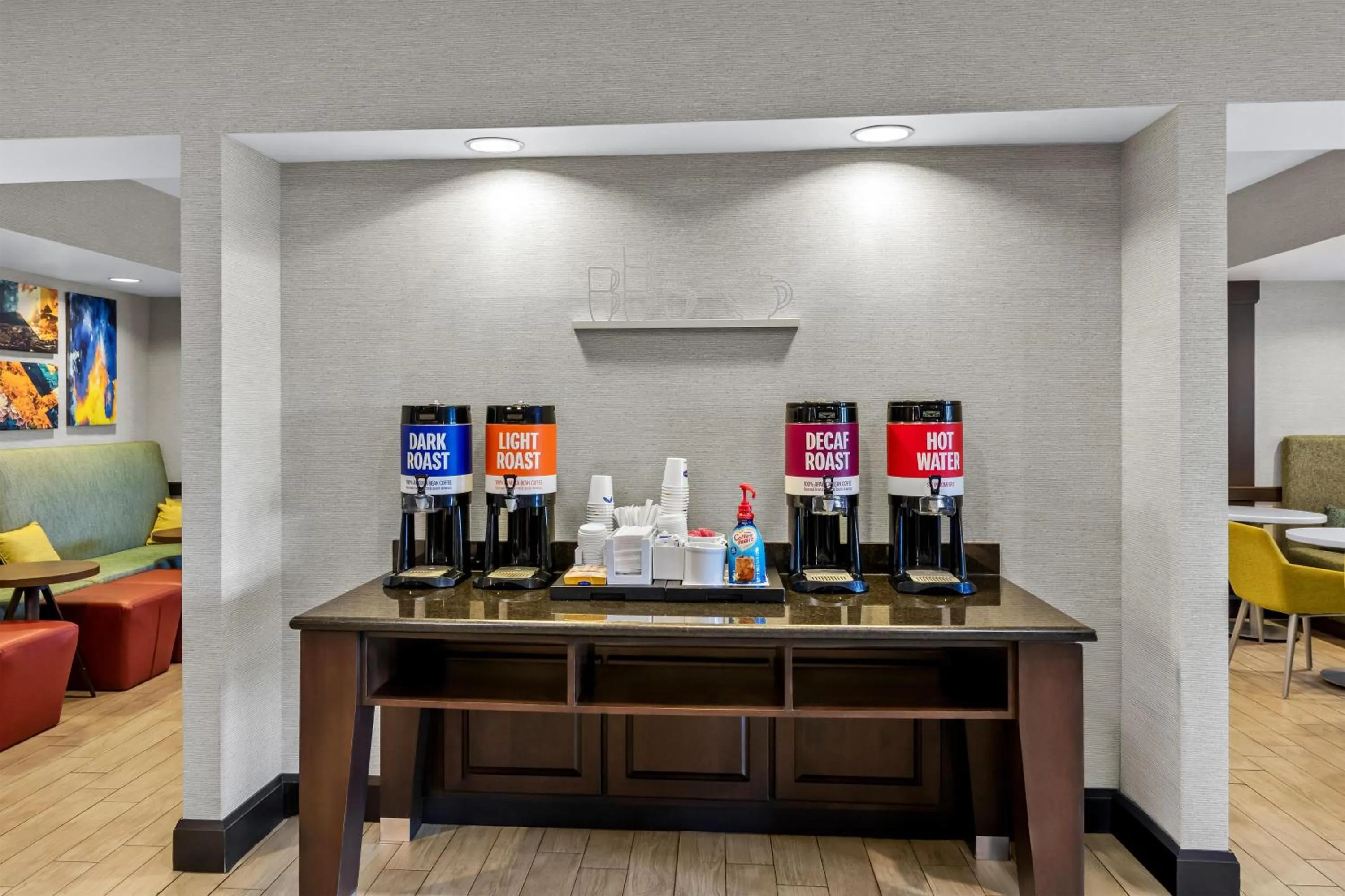 Dining area in Hampton Inn Middletown